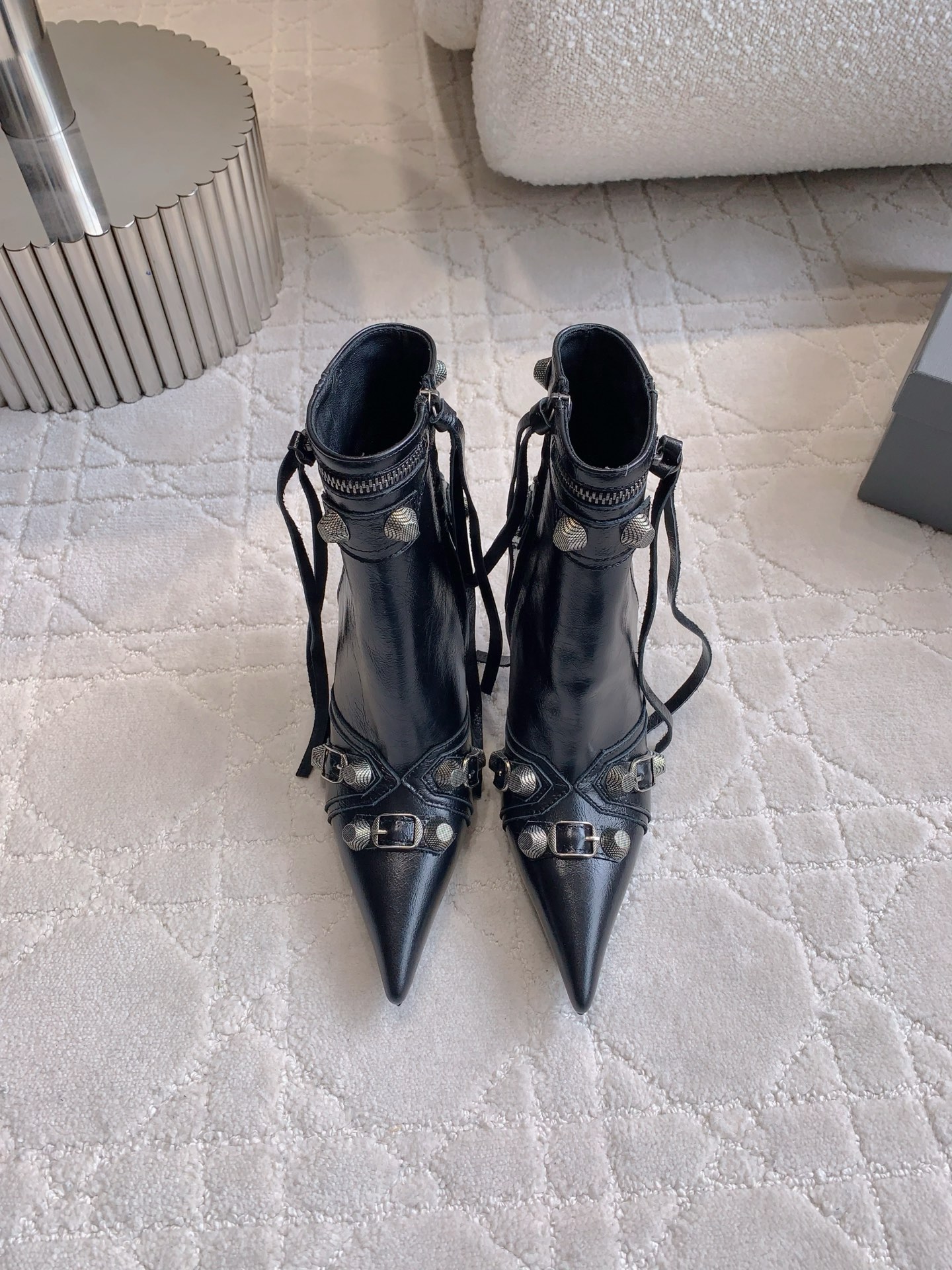 NO:230071,Short boots, long boots, BALENCIAG* classic tassel rivet motorcycle boots, which are so spicy that they become big and long legs in seconds. It’s so cool!  Upper oil wax calfskin inner foot pad sheepskin Italian leather outsole Heel height 8cm Size 35-39 (34 40 41 42 43 Custom made), boots, balenciaga, boots, cowhide, sheepskin, Leather soles19860909短靴 长靴 BALENCIAG*经典款流苏铆钉机车靴 辣翻天上脚秒变大长腿 太飒啦！ 鞋面油蜡小牛皮 内里垫脚羊皮 意大利真皮大底 跟高8cm 尺码35-39（34 40 41 42 43定做）,靴子,balenciaga,boots,cowhide,sheepskin,Leather soles,Women's Shoes