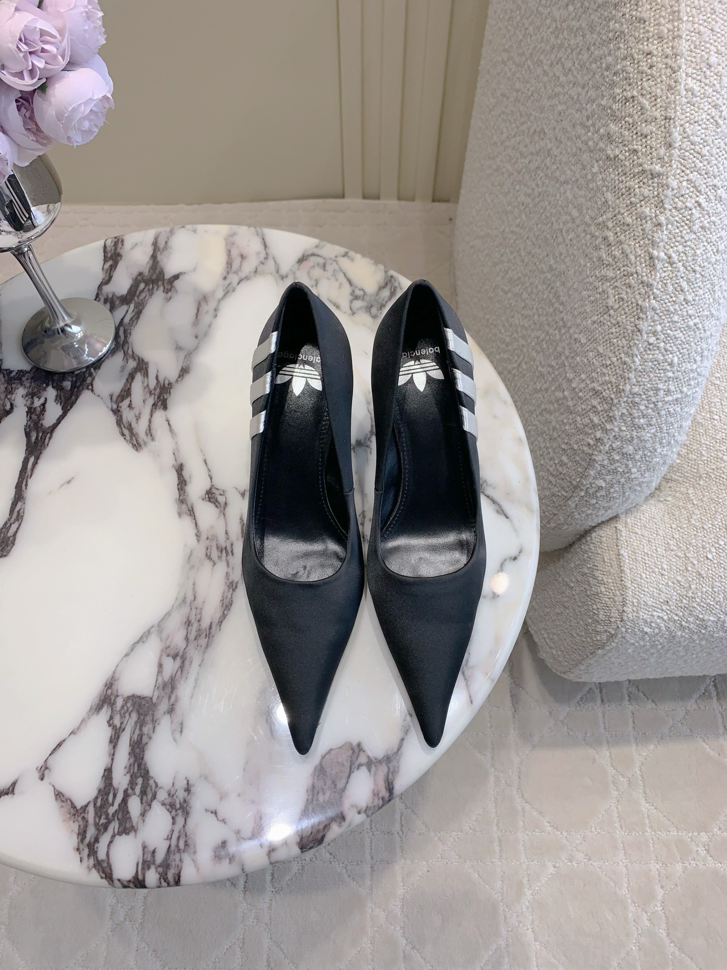 NO:225198,Balenciag* Co-branded Adidas Three-bar high-heeled single shoes The combination of sportswear is cool and cool Small pointed toe design elongate the leg lines, silk upper, inner footbed sheepskin Italian leather outsole Heel height 8cm Size 35-39 (34 40 41 42 43 Customized), single shoes, balenciaga, sheepskin, real silk, Leather soles19860909Balenciag* 联名 阿迪达斯 三条杠高跟单鞋 运动服的结合又酷又飒 小尖头设计拉长腿部线条  鞋面真丝 内里垫脚羊皮 意大利真皮大底 跟高8cm 尺码35-39（34 40 41 42 43定制）,单鞋,balenciaga,sheepskin,real silk,Leather soles,Women's Shoes