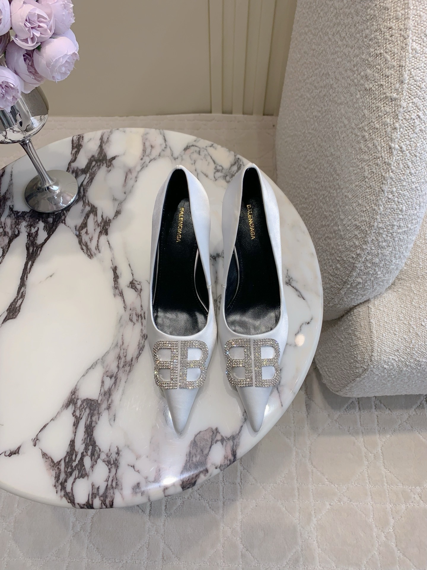 NO:225208,Balenciag* classic high heeled single shoes, small pointed toe design elongate the leg lines, classic double B-buckle decoration atmospheric and durable, silk upper, inner footbed sheepskin Italian leather outsole Heel height 8cm Size 35-39 (34 40 41 42 43 Customized), single shoes, balenciaga, sheepskin, real silk, Leather soles19860909Balenciag*经典款高跟单鞋 小尖头设计拉长腿部线条 经典双B扣装饰大气又耐看 鞋面真丝 内里垫脚羊皮 意大利真皮大底 跟高8cm 尺码35-39（34 40 41 42 43定制）,单鞋,balenciaga,sheepskin,real silk,Leather soles,Women's Shoes