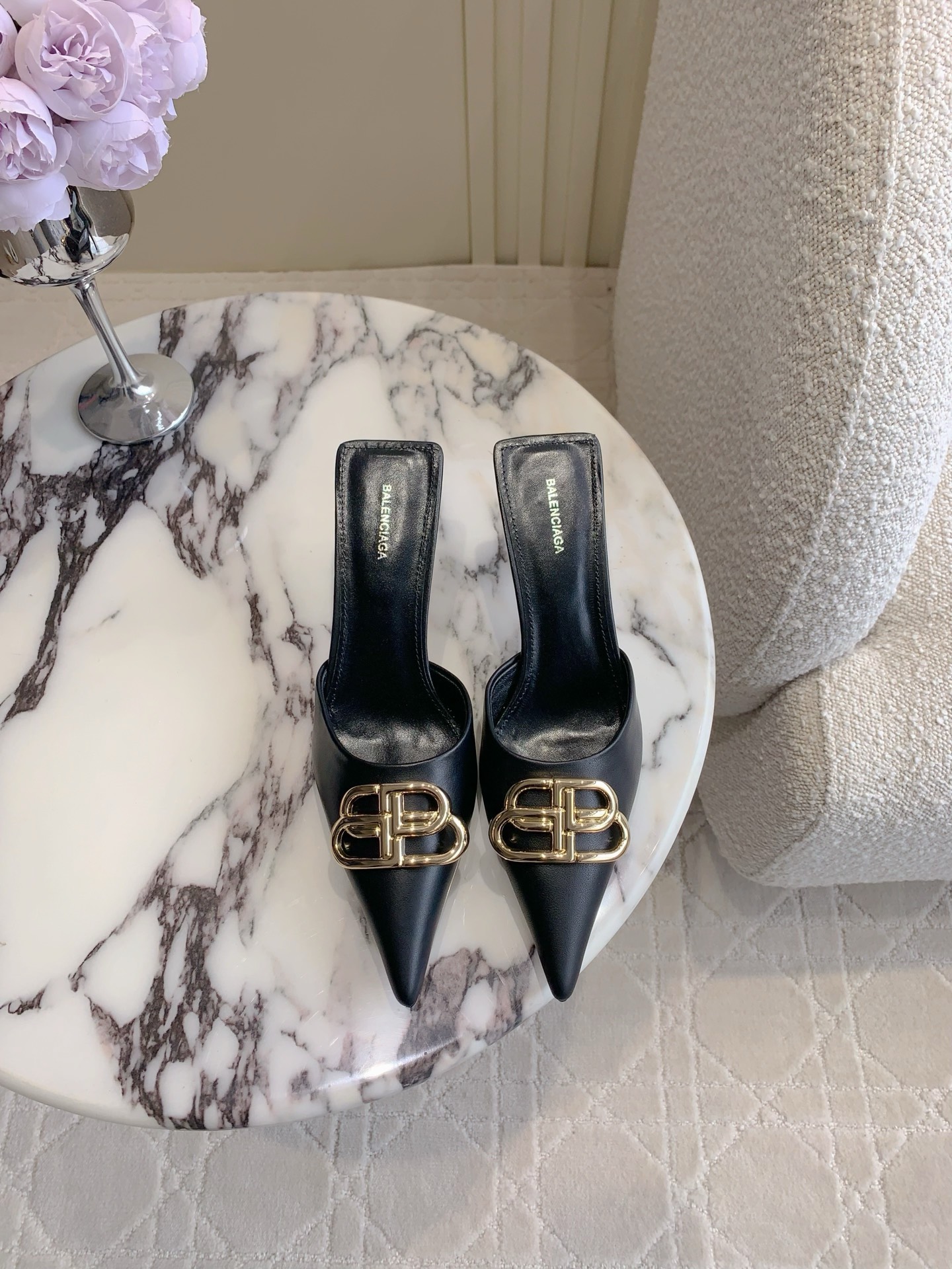 NO:225243,Balenciag* classic high heeled muller half slippers Small pointed toe design elongate leg lines Classic double B-buckle decoration atmospheric and durable upper calfskin inner footbed sheepskin Italian leather outsole Heel height 7cm Size 35-39 (34 40 41 42 43 Customized), semi-torque, balenciaga, slippers, cowhide, sheepskin, Leather soles19860909Balenciag*经典款高跟穆勒半拖鞋 小尖头设计拉长腿部线条 经典双B扣装饰大气又耐看 鞋面小牛皮 内里垫脚羊皮 意大利真皮大底 跟高7cm 尺码35-39（34 40 41 42 43定制）,半拖,balenciaga,slippers,cowhide,sheepskin,Leather soles,Women's Shoes