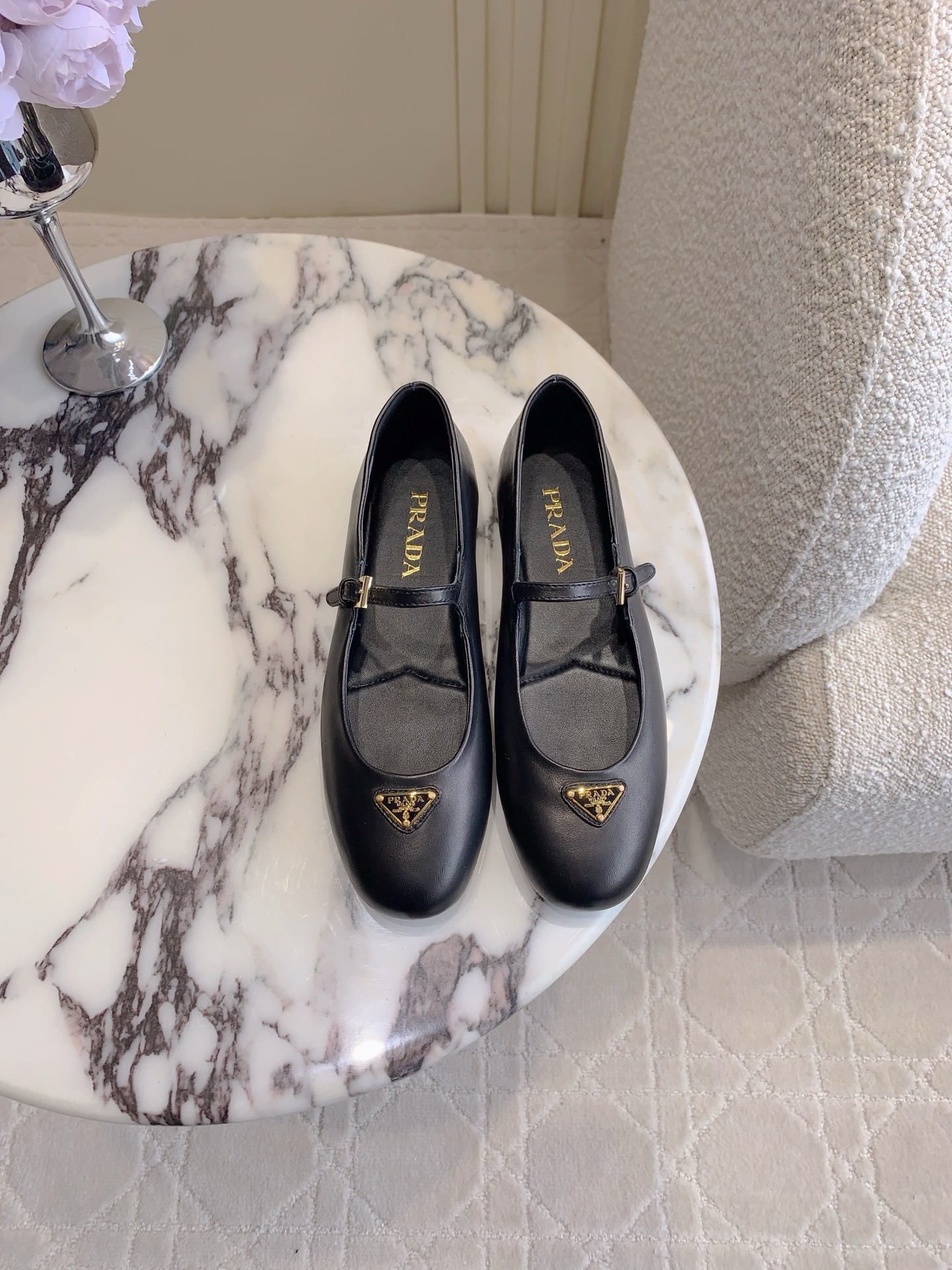 NO:230113,PRAD* newest triangular Mary Jane flat-sole shoes, super soft fabric, soft and breathable, flat-sole design is super easy to wear, simple and atmospheric, original purchase 1:1, full of details, original sheepskin upper, inner footbed sheepskin, original open molded sole, size 35-39 (customized for 40 41), ballet shoes, prada, mary jane, sheepskin19860909PRAD*新款三角标玛丽珍平底单鞋 超软面料 柔软透气 平底设计超好穿 简约大气 原版购入1:1打造 细节感拉满 鞋面原版羊皮 内里垫脚羊皮 原版开模大底 尺码35-39（40 41定做）,芭蕾舞鞋,prada,mary jane,sheepskin,Women's Shoes