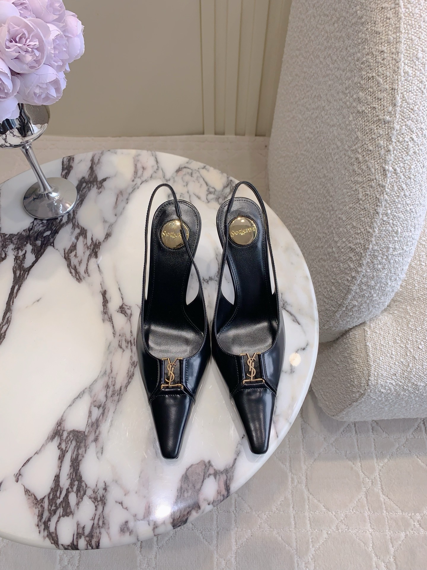 NO:230096,SAINT LAUREN* YSL Yang Shulin's new pointed toe high heels, the beautiful beauty high heels of the young lady, elegant and charming and sexy, full of feminineness, imported calfskin, original mold opening hardware buckle, inner foot pad sheepskin, Italian leather outsole, heel height 9cm, size 35-39 (custom made of 40), sandals, saint laurent, saint laurent, sandals, high heels, cowhide, sheepskin, Leather soles19860909SAINT LAUREN* YSL 杨树林新款尖头后空高跟鞋 小姐姐的美丽尤物高跟鞋 优雅迷人性感 女人味十足 鞋面进口小牛皮 原版开模五金扣 内里垫脚羊皮 意大利真皮大底 跟高9cm 尺码35-39（40定做）,凉鞋,saint laurent,saint laurent,sandals,high heels,cowhide,sheepskin,Leather soles,Women's Shoes