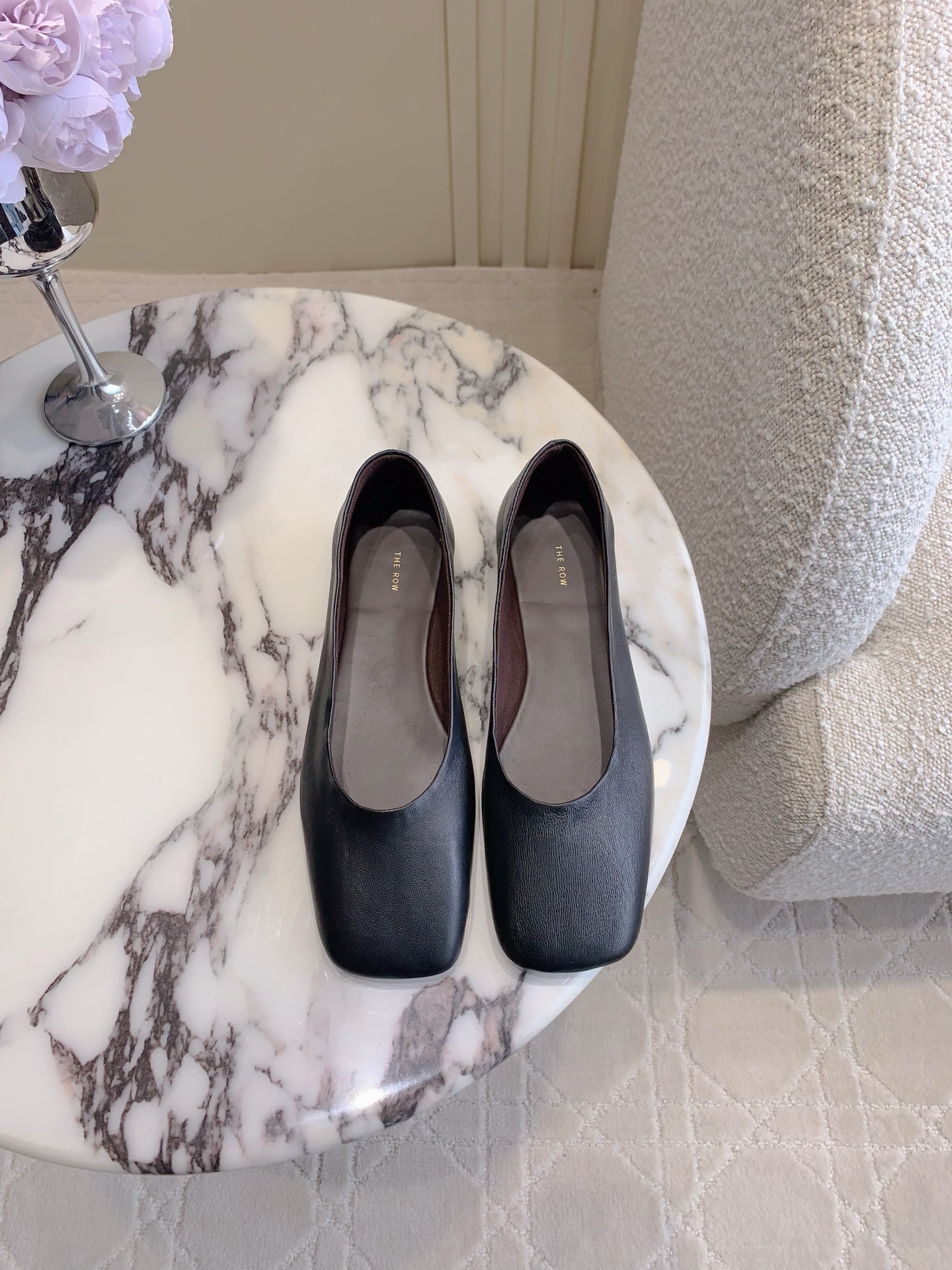 NO:230123,The Row's new flat-sole one-foot lazy shoes. Simple and high-end feel. The whole pair of shoes is super soft, comfortable and easy to wear. Super good quality. Super soft sheepskin upper. Inner footbed sheepskin Italian leather outsole. Size 35-39 (customized for 40), ballet shoes, sheepskin, Leather soles19860909The Row新款平底一脚蹬懒人鞋 简约的高级感 整双鞋子超级柔软 舒适好穿 品质超好 鞋面超软羊皮 内里垫脚羊皮 意大利真皮大底 尺码35-39（40定做）,芭蕾舞鞋,sheepskin,Leather soles,Women's Shoes