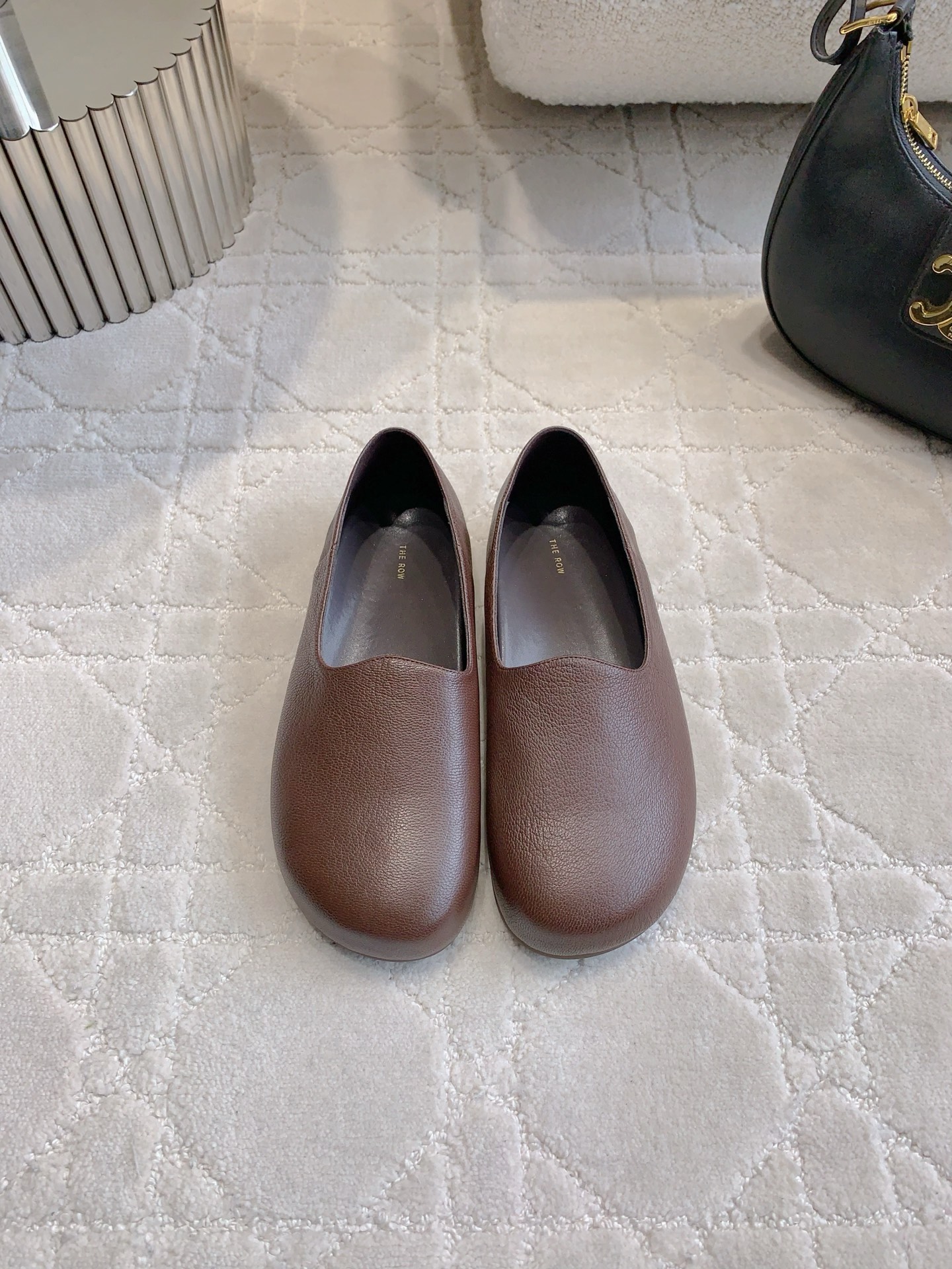 NO:230116,The Row's new flat-sole one-foot lazy shoes. Simple and high-end feel. The whole pair of shoes is super soft, comfortable and easy to wear. Super good quality. Super soft cowhide. Inner footbed sheepskin. Original open-molded sole. Size 35-39 (customized for 40), loafers, loafers, cowhide, sheepskin.19860909The Row新款平底一脚蹬懒人鞋 简约的高级感 整双鞋子超级柔软 舒适好穿 品质超好 鞋面超软牛皮 内里垫脚羊皮 原版开模大底 尺码35-39（40定做）,乐福鞋,loafers,cowhide,sheepskin,Women's Shoes