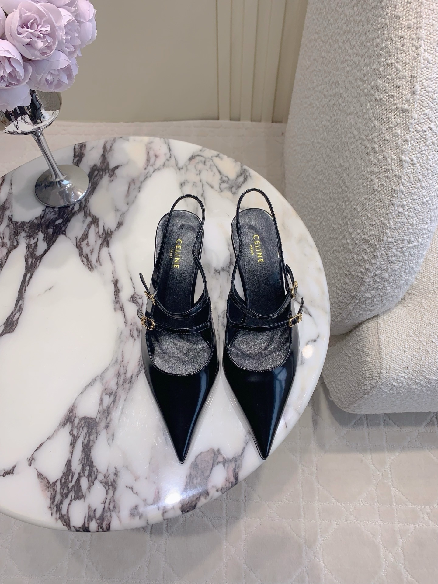 NO:230132,Cloth, leather, Celin* new pointed high heels, this season is so beautiful, super versatile and fashionable old money style, super comfortable to wear, free to wear, high-end feeling, calfskin/denim, inner footbed sheepskin Italian leather outsole, heel height 7cm size 35-39 (40 41 custom made), single shoes, celine, high heels, cowhide, sheepskin, Leather soles19860909布面 皮面 Celin*新款尖头高跟鞋 这一季的美到心坎里了 超级百搭时髦的老钱风 上脚超级舒适 随意穿出高级感 鞋面小牛皮/牛仔布 内里垫脚羊皮 意大利真皮大底 跟高7cm 尺码35-39（40 41定做）,单鞋,celine,high heels,cowhide,sheepskin,Leather soles,Women's Shoes