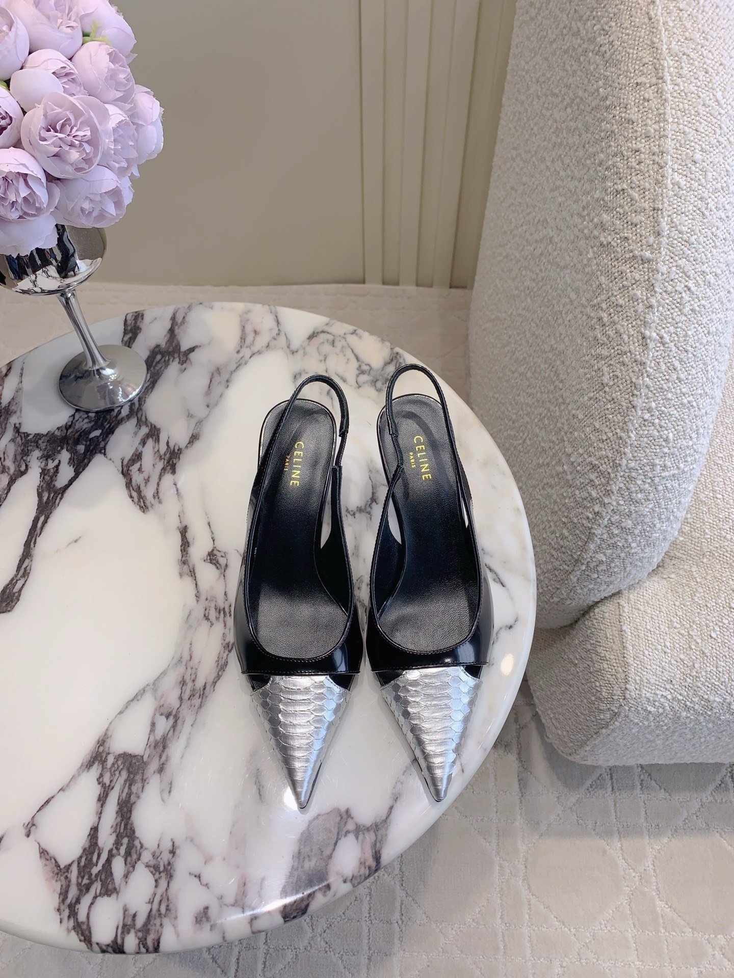 NO:230079,Celin* new pointed toe color-blocking high heels This season is so beautiful. Super versatile and fashionable old money style. Super comfortable to wear. It feels high-end. Calfskin, inner footbed sheepskin Italian leather outsole Heel height 7cm Size 35-39 (40 41 custom made), sandals, celine, sandals, high heels, cowhide, sheepskin, Leather soles19860909Celin*新款尖头拼色高跟鞋 这一季的美到心坎里了 超级百搭时髦的老钱风 上脚超级舒适 随意穿出高级感 鞋面小牛皮 内里垫脚羊皮 意大利真皮大底 跟高7cm 尺码35-39（40 41定做）,凉鞋,celine,sandals,high heels,cowhide,sheepskin,Leather soles,Women's Shoes