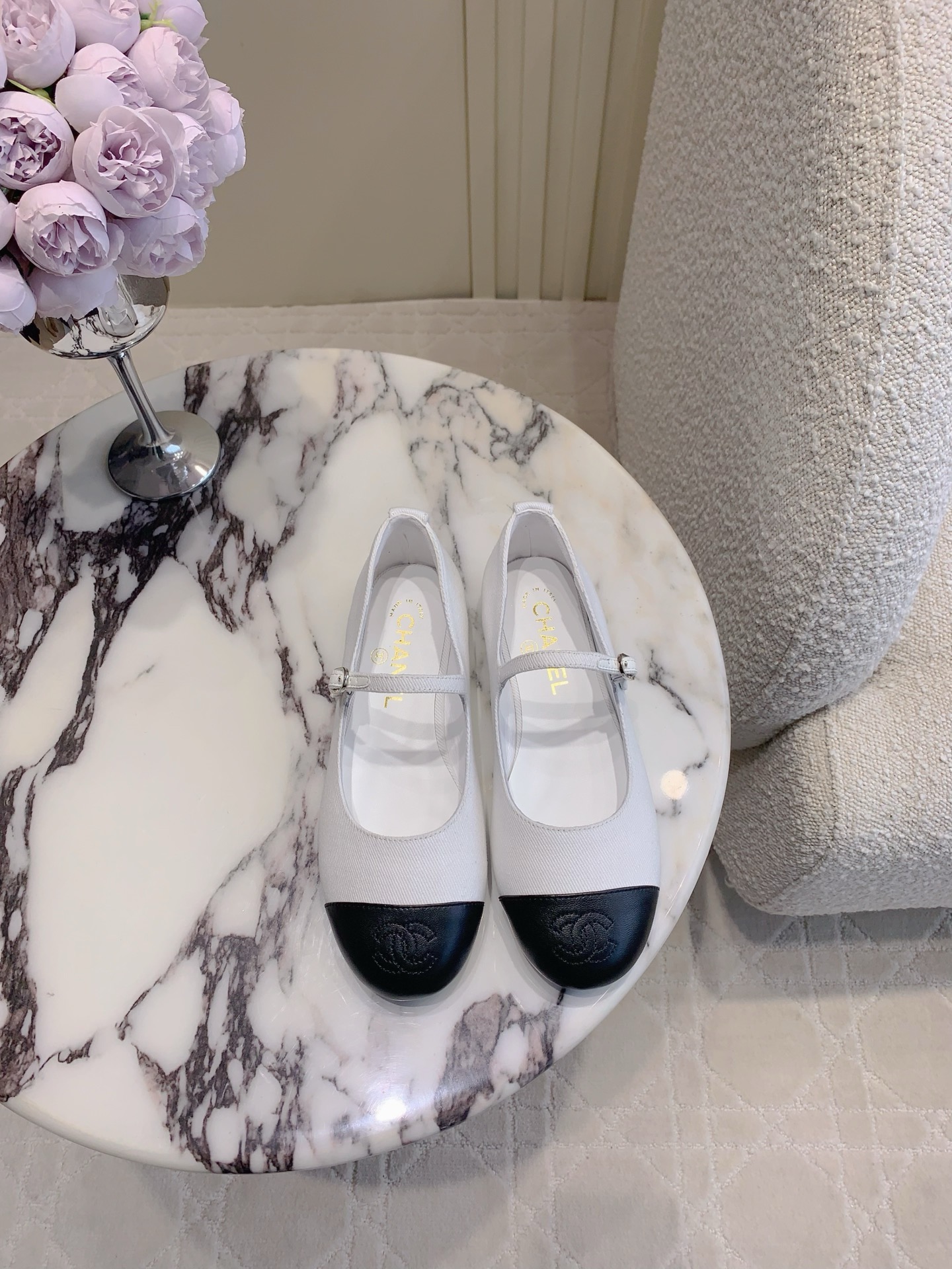 NO:230001,Solid color Embroidery CHANE's newest Mary Zhen flat shoes. The high-end style of Xiangjia always makes people feel capitalized. It looks simple but it is inexplicably high-end on the feet. Absolute girlish feeling. Comfortable and easy to wear. The upper is original cloth, inner footbed sheepskin Italian leather outsole. Size 35-39 (40 41 42 customized), ballet shoes, chanel, chanel, mary jane, sheepskin, Leather soles19860909纯色 刺绣  CHANE*新款玛丽珍平底单鞋 香家高级感这块总让人大写的服气 看起来简单的款式 但上脚就莫名很高级 绝对的少女感 舒适好穿 鞋面原版布面 内里垫脚羊皮 意大利真皮大底 尺码35-39（40 41 42定做）,芭蕾舞鞋,chanel,chanel,mary jane,sheepskin,Leather soles,Women's Shoes