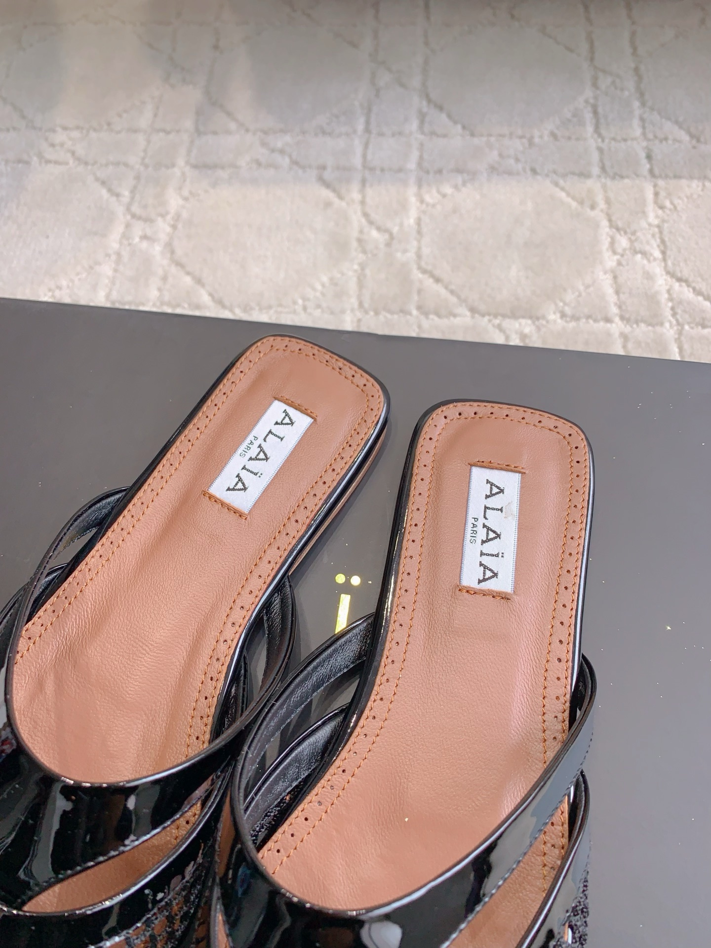 Alaia’s Eccentric and Super-Soft Shoes: New Net-Toe Slippers for Comfort and Style - 图片 6