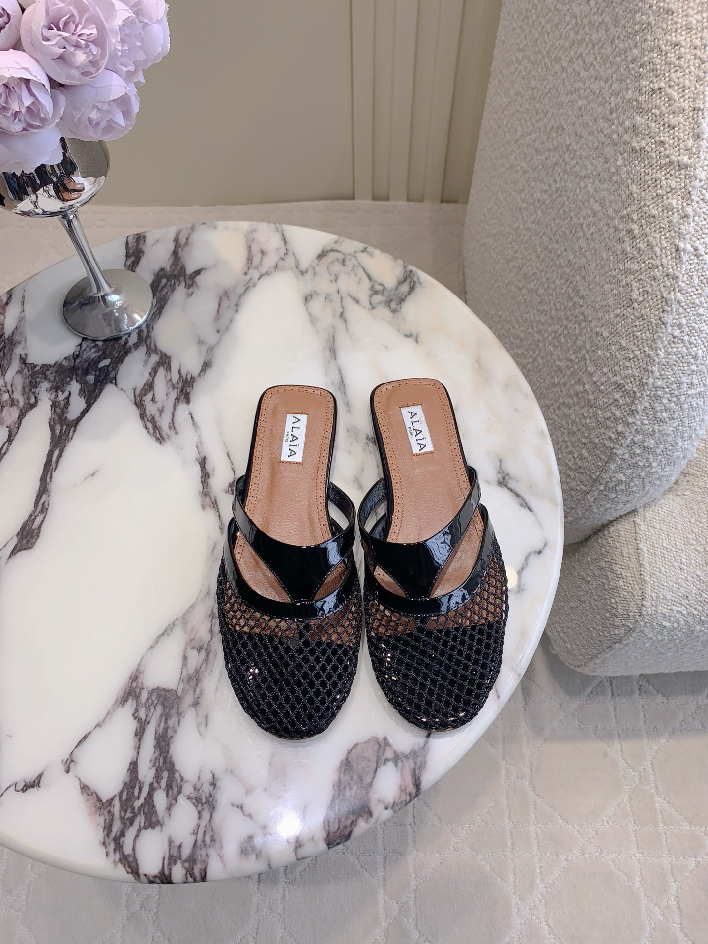 Alaia’s Eccentric and Super-Soft Shoes: New Net-Toe Slippers for Comfort and Style - 图片 1
