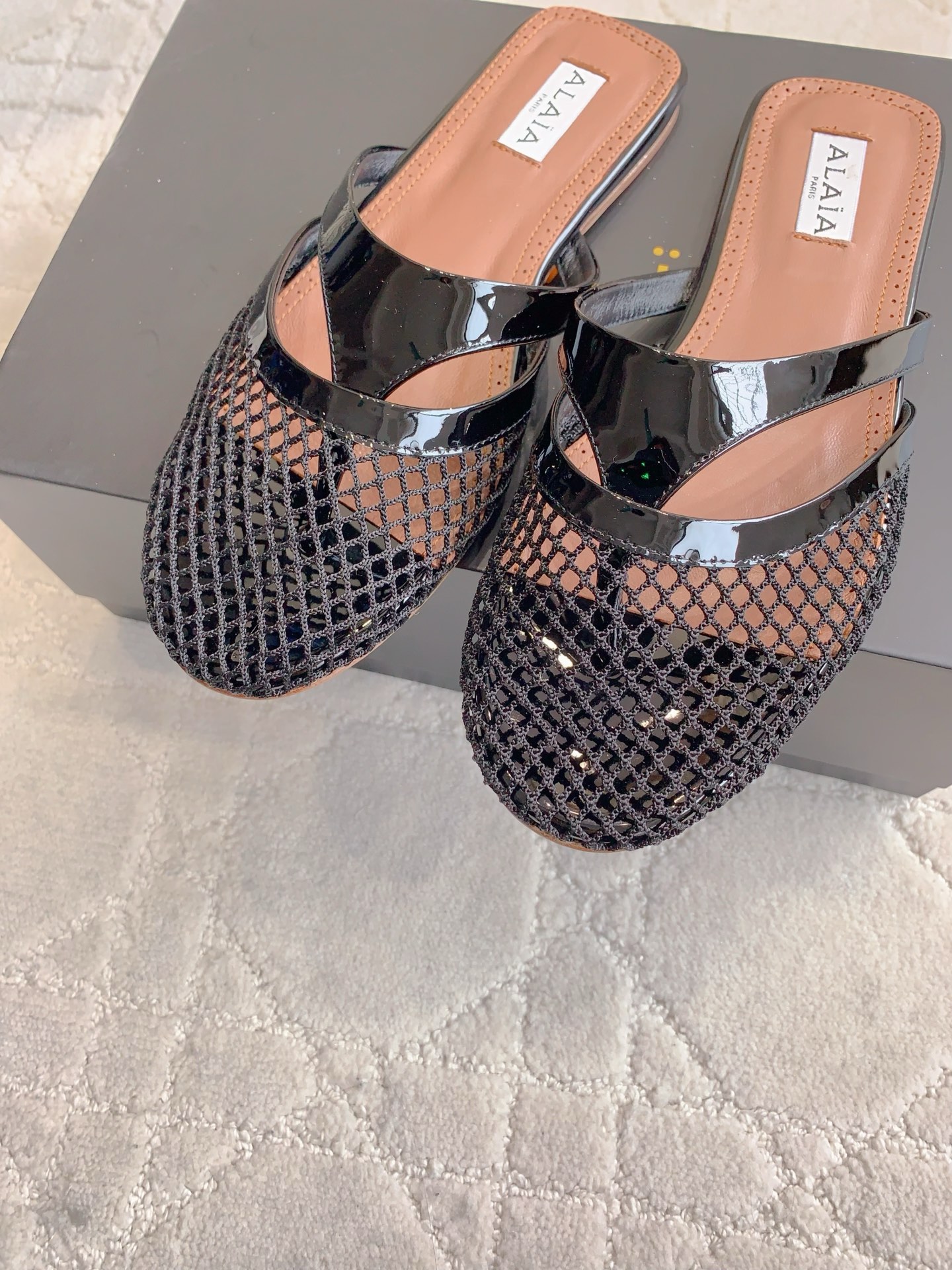 Alaia’s Eccentric and Super-Soft Shoes: New Net-Toe Slippers for Comfort and Style - 图片 5