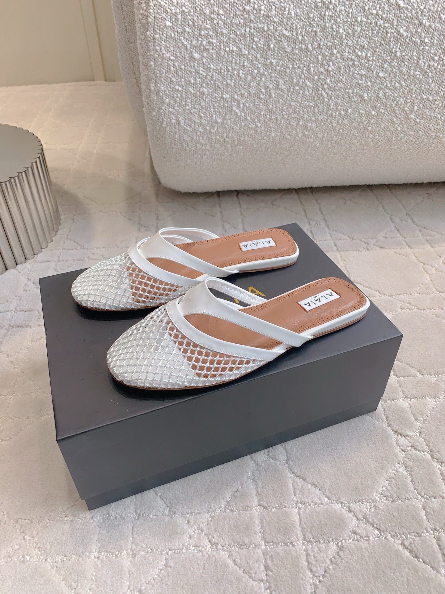 Alaia’s Eccentric Soft Shoes: Net-To-Skin Slipper Pair for Friends and Singles - 图片 4