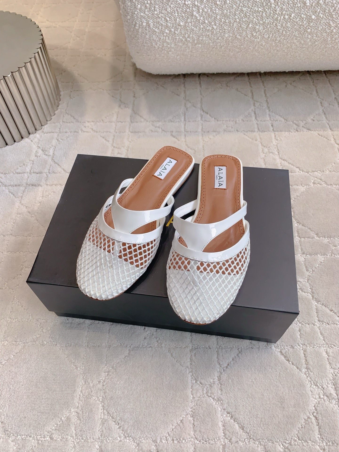 Alaia’s Eccentric Soft Shoes: Net-To-Skin Slipper Pair for Friends and Singles - 图片 3