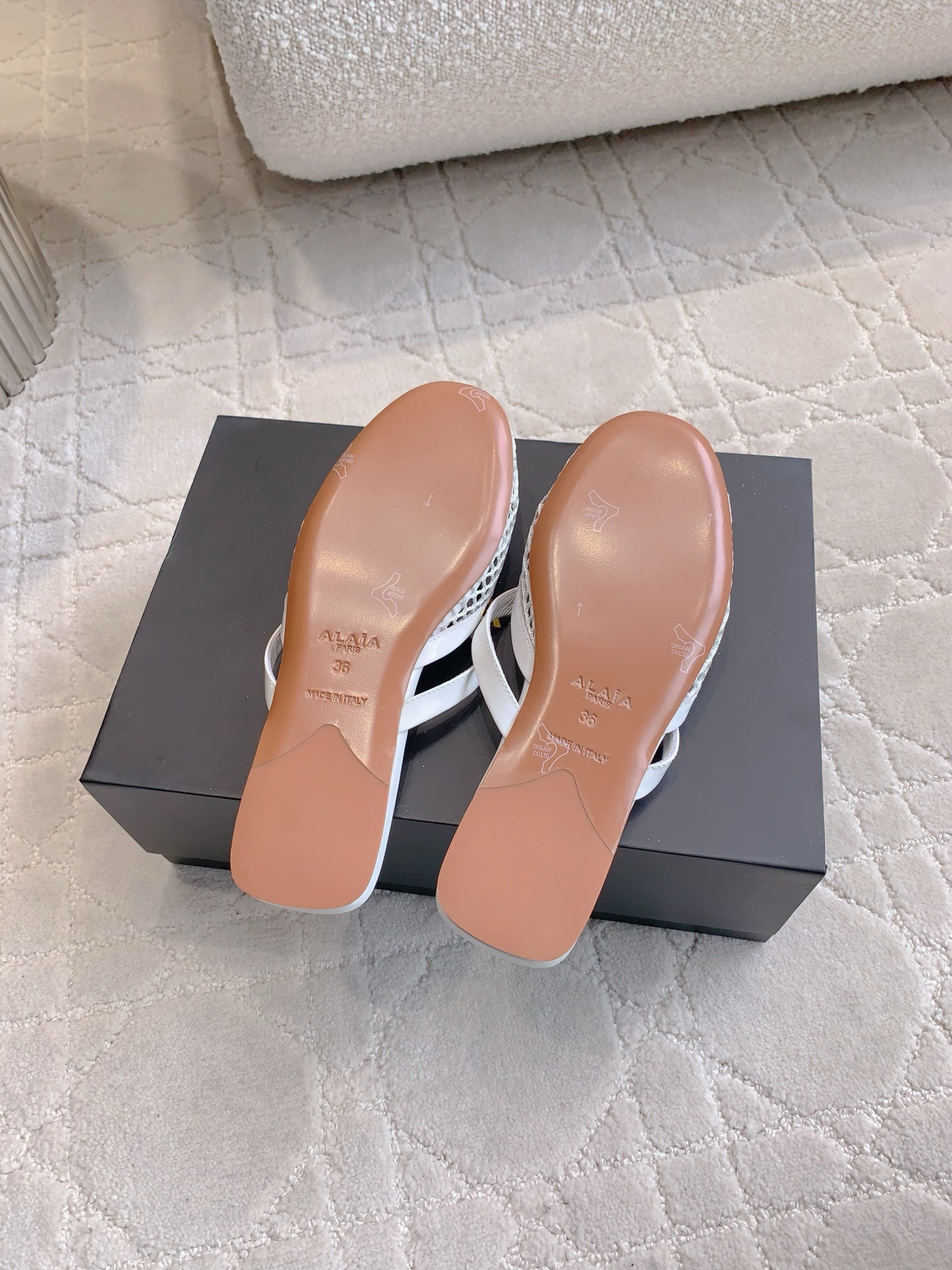 Alaia’s Eccentric Soft Shoes: Net-To-Skin Slipper Pair for Friends and Singles - 图片 8