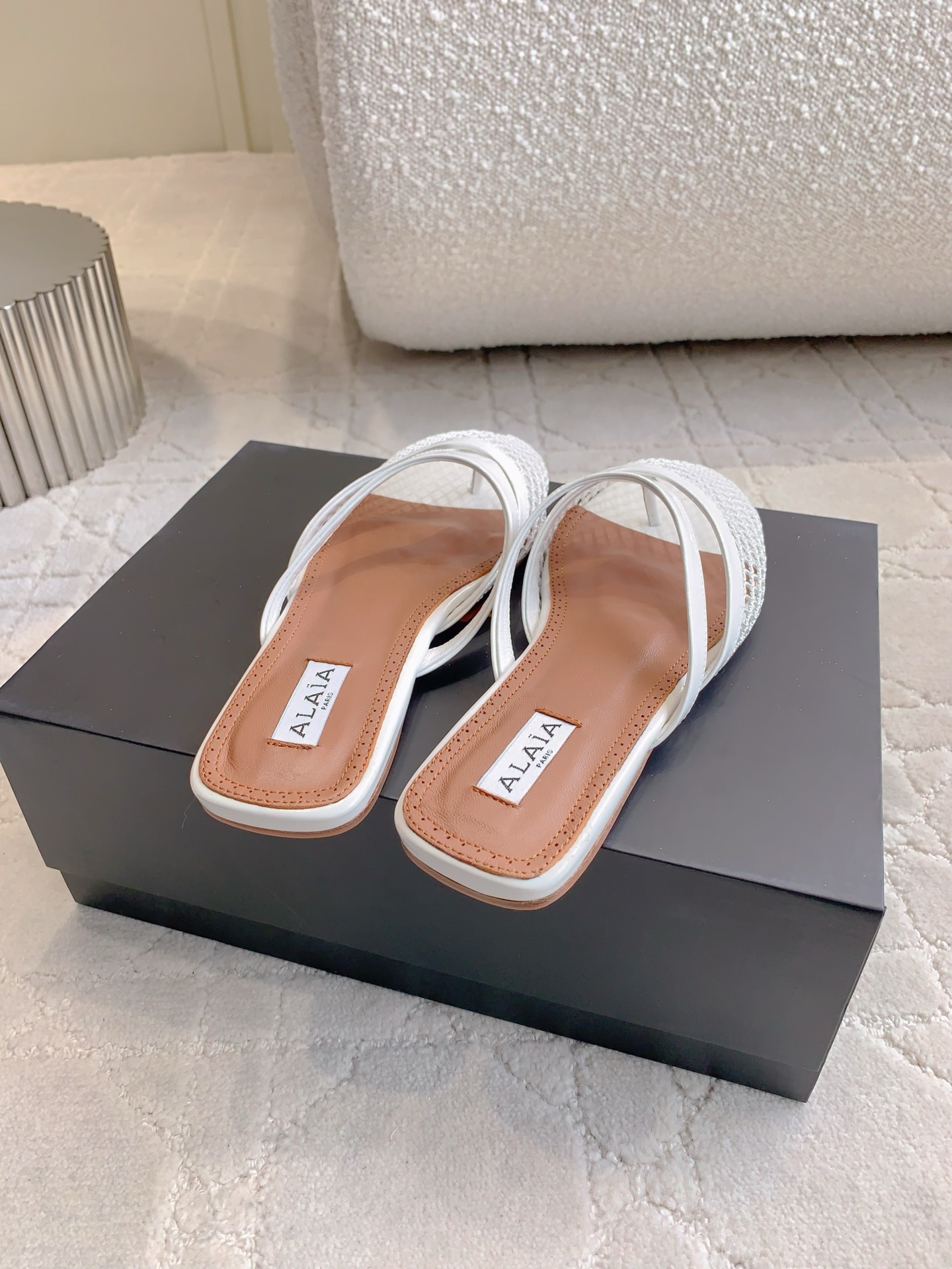 Alaia’s Eccentric Soft Shoes: Net-To-Skin Slipper Pair for Friends and Singles - 图片 7