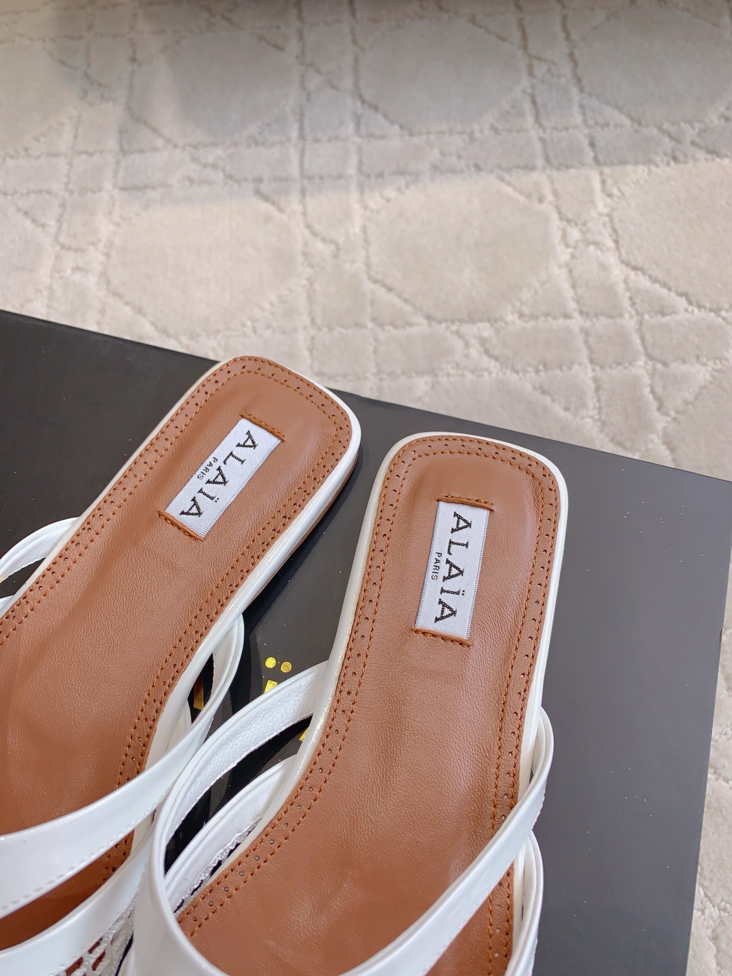 Alaia’s Eccentric Soft Shoes: Net-To-Skin Slipper Pair for Friends and Singles - 图片 6