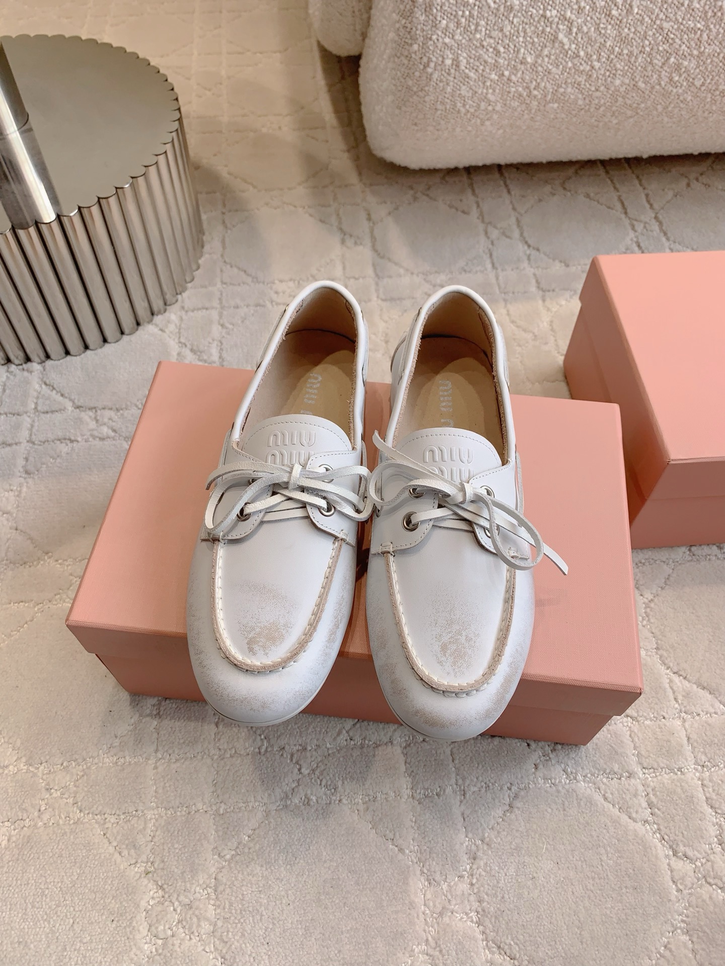 NO:230074,Miu new lace-up flat-soled sailing shoes, high-quality texture, old-fashioned style, women's high-end age-reducing college style, so beautiful on the feet, close eyes, can be used to control all kinds of outfits, versatile and comfortable, cowhide, cowhide, inner footbed cowhide, original open molded sole, size 35-39 (customized for 40), loafers, miumiu, loafers, cowhide19860909miu 新款系带平底帆船鞋 高级质感老钱风拉满 女高减龄学院风 上脚太好看啦 闭眼入 各种穿搭都能驾驭 百搭又舒适  鞋面牛皮 内里垫脚牛皮 原版开模大底 尺码35-39（40定做）,乐福鞋,miumiu,loafers,cowhide,Women's Shoes