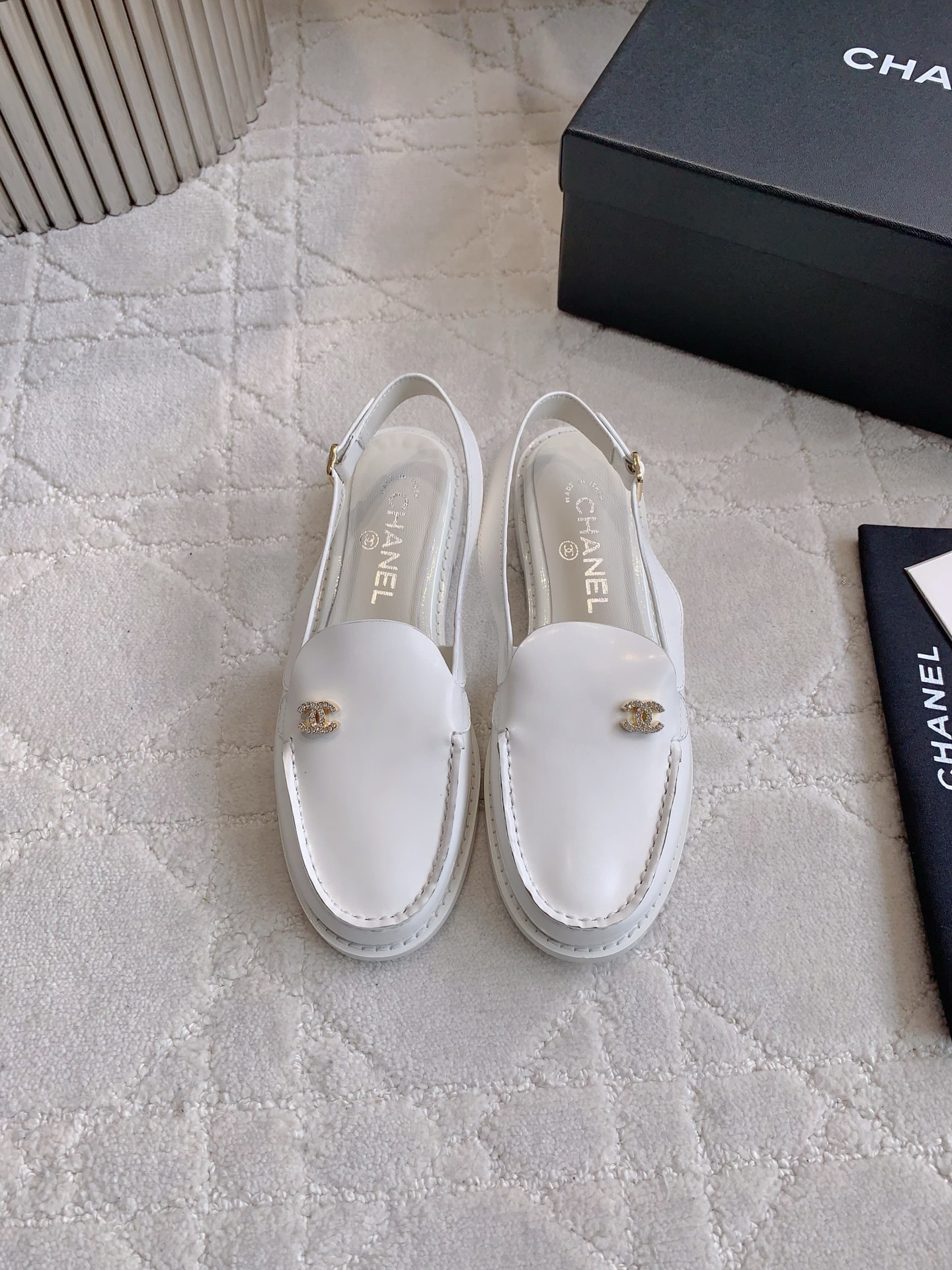 NO:230013,CHANE's newest loafers classic logo decoration simple and atmospheric. The heel-open logo is exquisite and advanced. The college style is versatile and age-reducing. All kinds of outfits can be controlled. Cowhide upper, inner footbed sheepskin Italian leather outsole. Size 35-39 (customized for 40 41), loafers, chanel, loafers, cowhide, sheepskin, Leather soles19860909后空 单鞋 CHANE*新款乐福鞋 经典logo装饰简约大气 后跟开模logo精致的高级感 学院风百搭又减龄 各种穿搭都能驾驭 鞋面牛皮 内里垫脚羊皮 意大利真皮大底 尺码35-39（40 41定做）,乐福鞋,chanel,loafers,cowhide,sheepskin,Leather soles,Women's Shoes