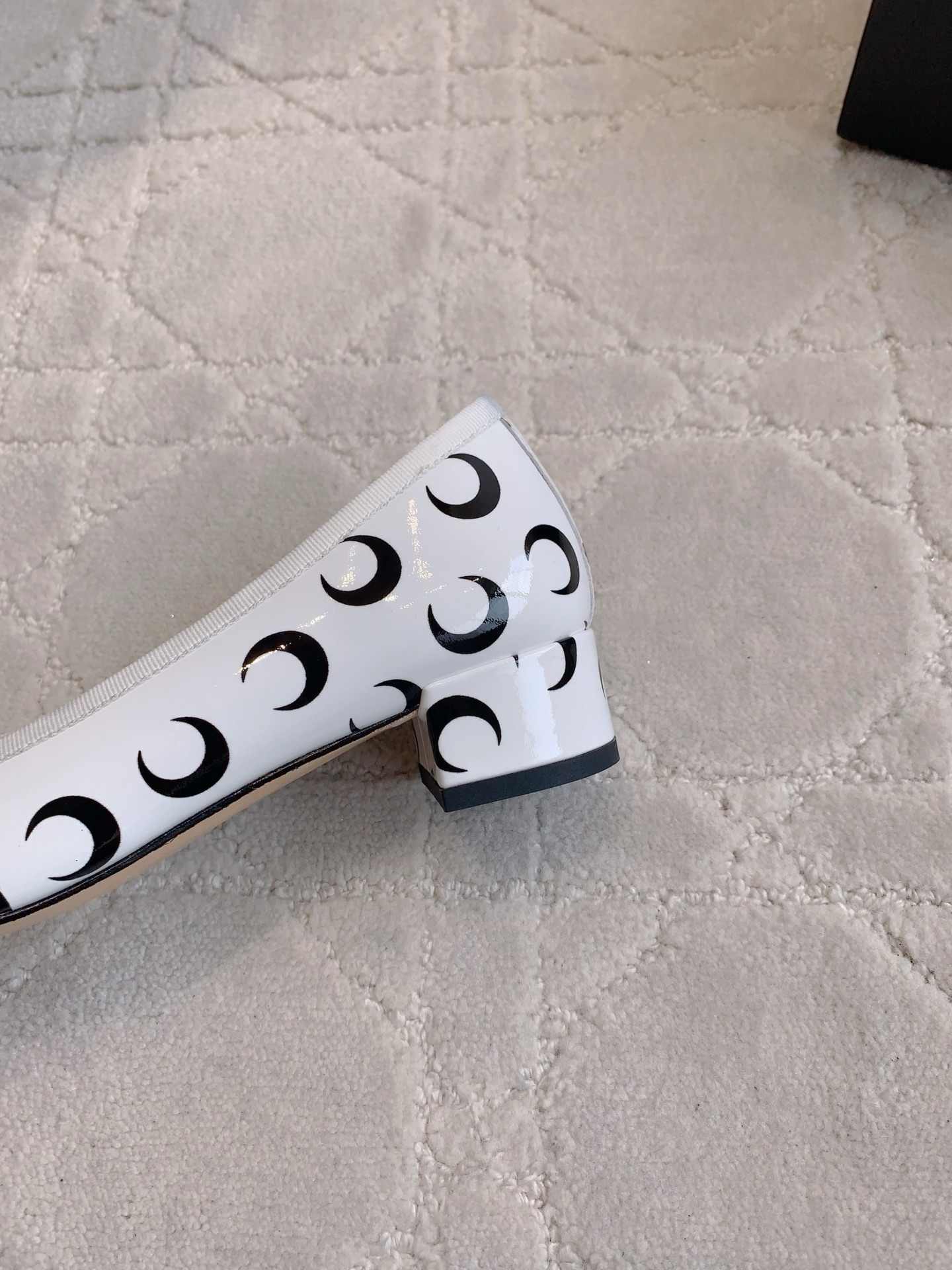 “Marine Serre New Moon Crunch Ballet Shoes: Unique Lunar Symbol, Comfortable and Stylish” - 图片 6