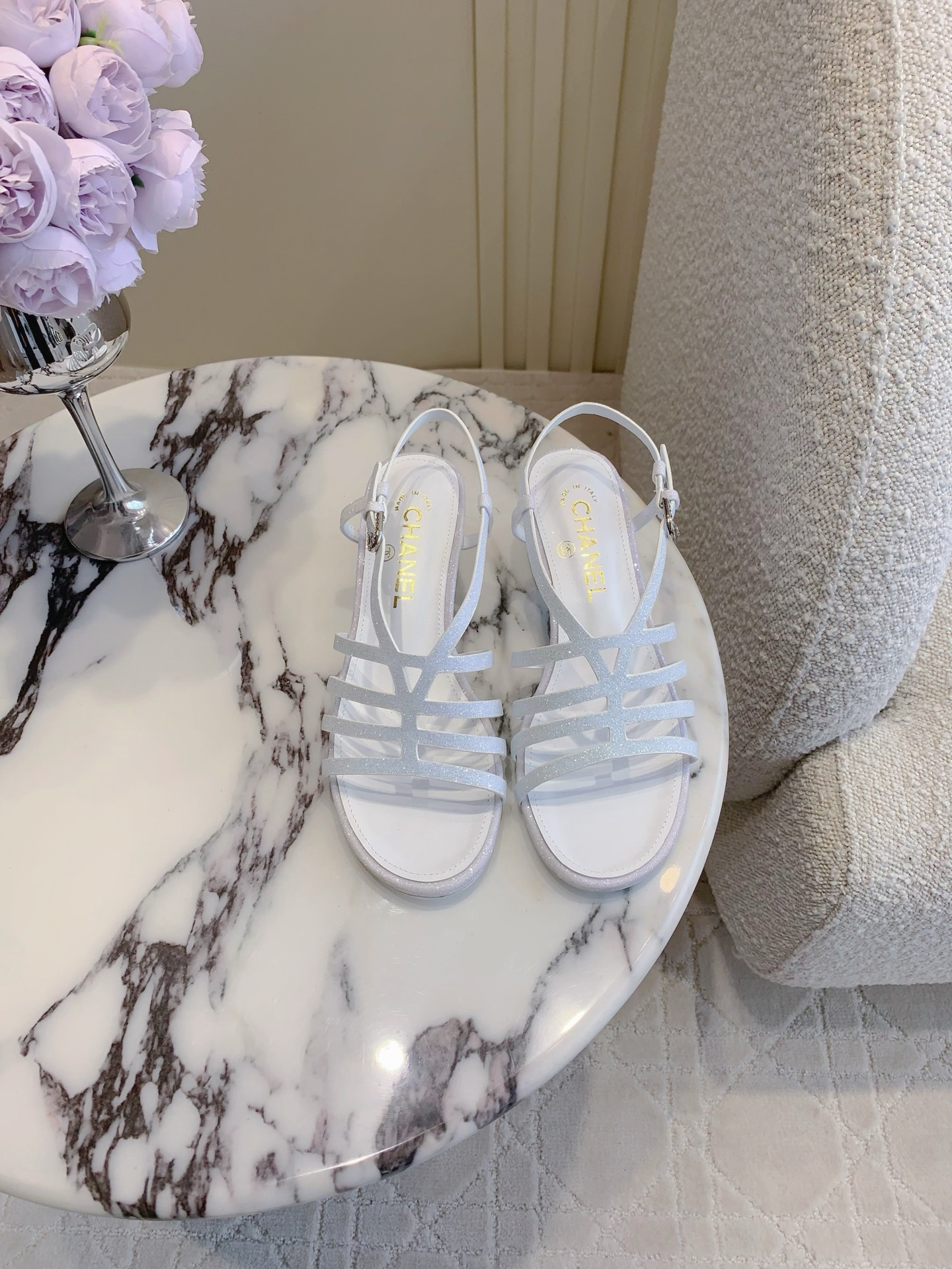 NO:229976,CHANE's latest thin-band thick-heeled sandals, simple and versatile, comfortable and perfect, super easy to wear, Greet glitter upper, inner footbed sheepskin Italian leather outsole, heel height 5cm, size 35-39 (40 41 custom made), sandals, chanel, sandals, sheepskin, Leather soles19860909CHANE*新款细带粗跟凉鞋 简约百搭款 舒适度满分 超好穿  鞋面格力特闪面 内里垫脚羊皮 意大利真皮大底 跟高5cm 尺码35-39（40 41定做）,凉鞋,chanel,sandals,sheepskin,Leather soles,Women's Shoes