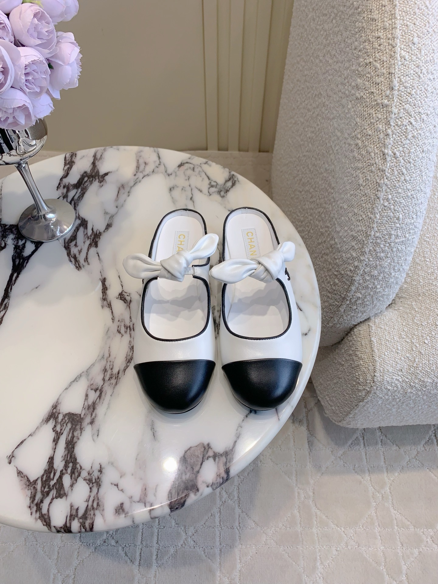 NO:229992,CHANE's newest bow flat half slippers. The high-end style of Xiangjia always makes people feel capitalized. It looks simple but it is inexplicably high-end on the feet. Absolute girlish feeling. Comfortable and easy to wear. Upper sheepskin, inner footbed sheepskin Italian leather outsole. Size 35-39 (40 41 42 customized), ballet shoes, chanel, chanel, slippers, sheepskin, Leather soles19860909CHANE*新款蝴蝶结平底半拖鞋 香家高级感这块总让人大写的服气 看起来简单的款式 但上脚就莫名很高级 绝对的少女感 舒适好穿 鞋面羊皮 内里垫脚羊皮 意大利真皮大底 尺码35-39（40 41 42定做）,芭蕾舞鞋,chanel,chanel,slippers,sheepskin,Leather soles,Women's Shoes