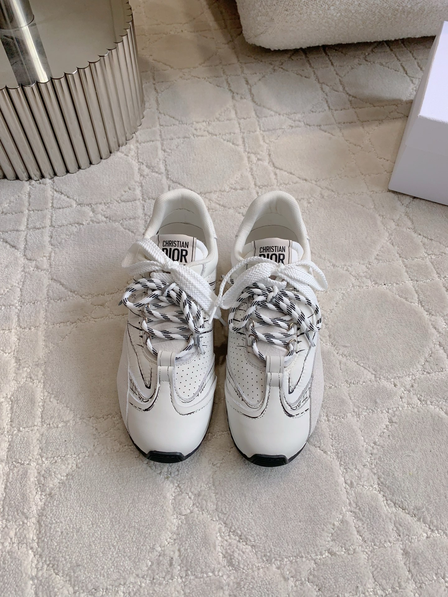 NO:230022,The same style for men and women Dio* newest sketch doodle sketch casual sneakers changed the single design style of Forrest Gump in my previous impression. The detailed embellishment is very consistent with the current trend. The foot is super good and versatile. Whoever wears it looks good. The upper is cowhide, breathable mesh inside. Original open molded sole. Women's size 35-39 (40 41 customized) Men's size 39-45, casual shoes/sports shoes, dior, sneakers, cowhide19860909男女同款 Dio*新款sketch涂鸦素描休闲运动鞋 改变了之前印象中阿甘的单一设计风格 细节点缀非常符合当下的流行趋势 上脚超好凹造型 真心好看又百搭 谁穿谁好看 鞋面牛皮 内里透气网面 原版开模大底 女码35-39（40 41定做）男码39-45,休闲鞋/运动鞋,dior,sneakers,cowhide,Women's Shoes