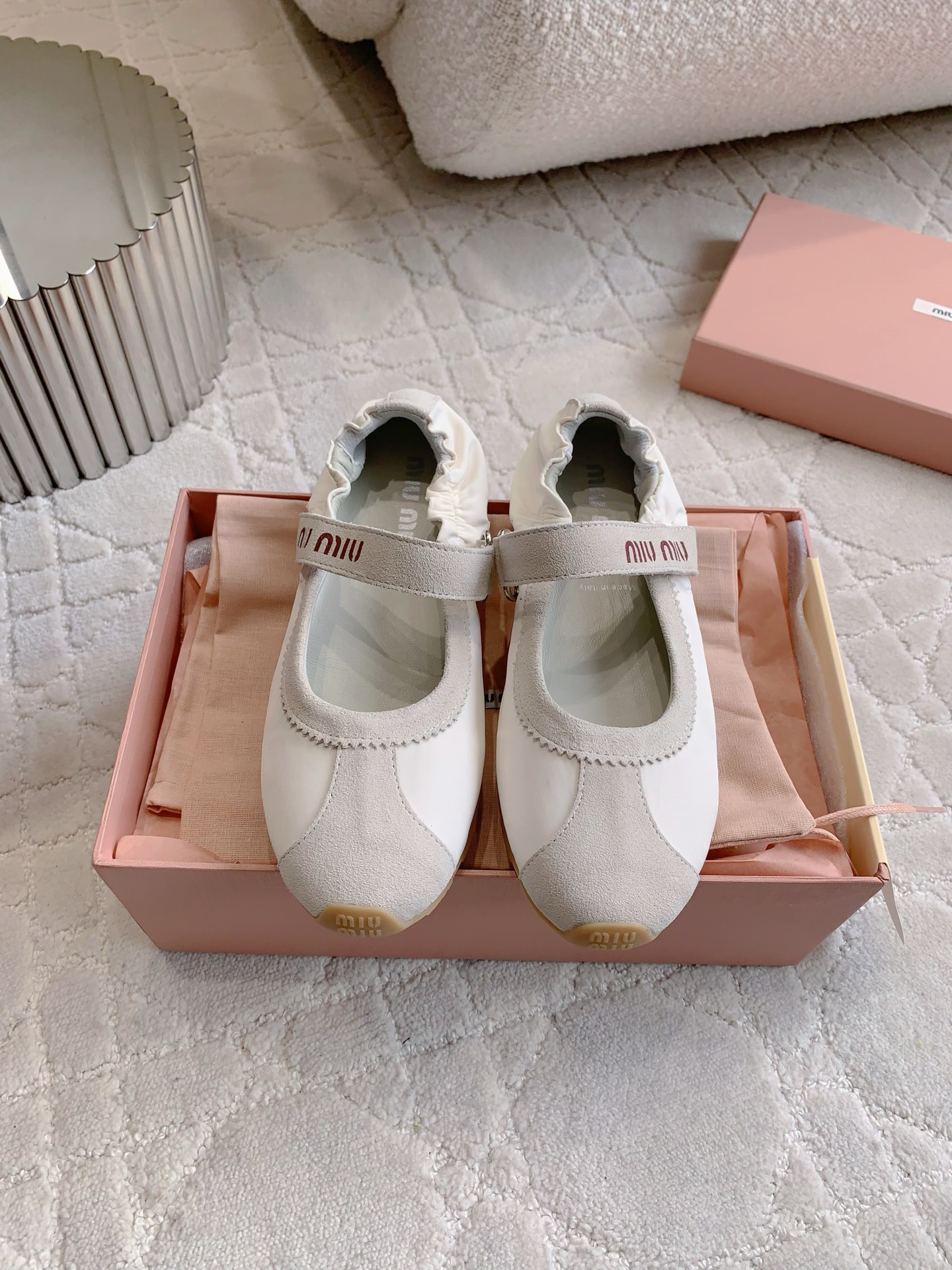 NO:229984,Miu's new Marie Jane casual shoes look so good on the feet. Close your eyes and can be used in all kinds of outfits. All kinds of outfits are versatile and comfortable. They can be matched all year round. Cowhide, inner footbed sheepskin. Original open molded sole. Size 35-39 (customized for 40), ballet shoes, miumiu, mary jane, cowhide, sheepskin19860909miu 新款玛丽珍休闲鞋 上脚太好看啦 闭眼入 各种穿搭都能驾驭 百搭又舒适 一年四季都能搭配 鞋面牛皮 内里垫脚羊皮 原版开模大底 尺码35-39（40定做）,芭蕾舞鞋,miumiu,mary jane,cowhide,sheepskin,Women's Shoes