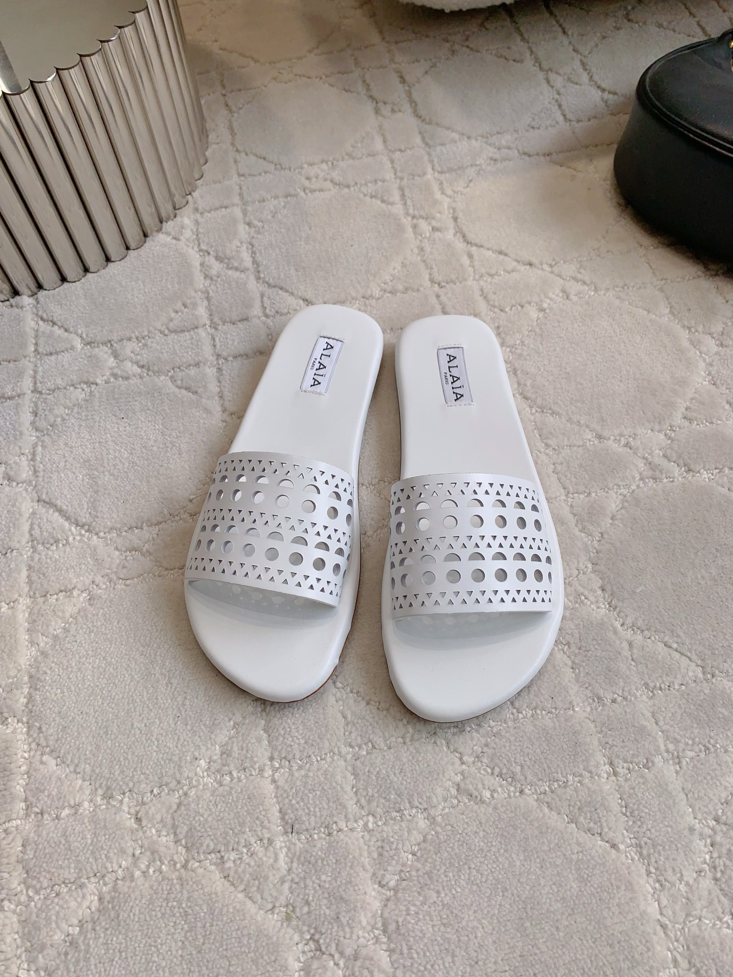 NO:262486,ALAIA's new hollow flat slippers A very easy-to-wear flat shoes. The shoe body is super soft and easy to wear. It's so versatile. Upper sheepskin. Inner footbed sheepskin. Italian genuine leather outsole. Size 35-39 (customized for 40), slippers, alaia, flats, slippers, sheepskin, Leather soles19860909ALAIA新款镂空平底拖鞋 超好穿的一款平底鞋 鞋身超级柔软 好穿到没朋友 百搭单品 鞋面羊皮 内里垫脚羊皮 意大利真皮大底 尺码35-39（40定做）,拖鞋,alaia,flats,slippers,sheepskin,Leather soles,Women's Shoes