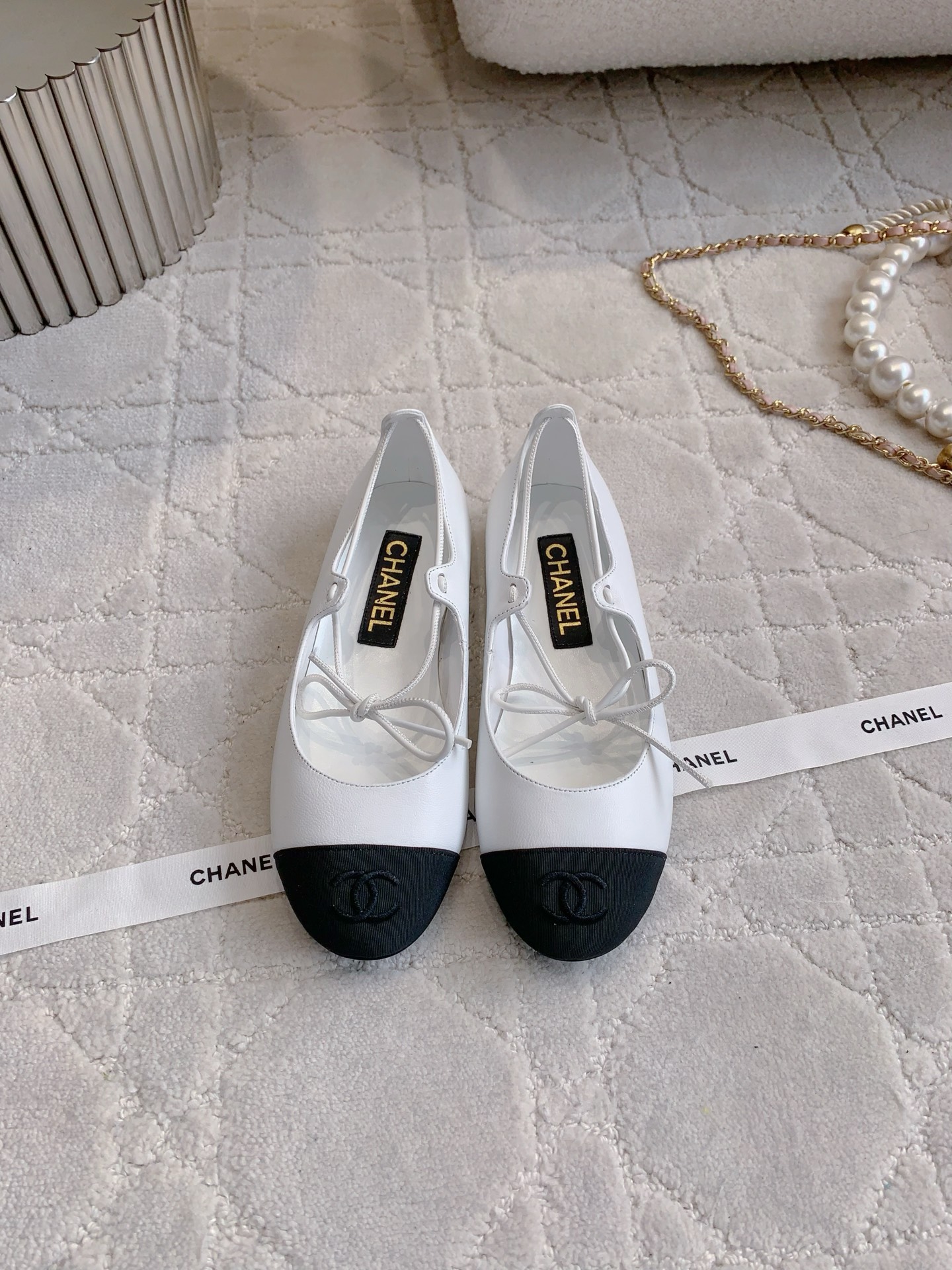 NO:229996,CHANE's newest strap flat shoes. The high-end style of Xiangjia always makes people feel capitalized. It looks simple but it is inexplicably high-end. It is absolutely girlish. It is comfortable and easy to wear. Upper sheepskin. Inner footbed sheepskin. Italian leather outsole. Size 35-39 (40 41 42 customized), ballet shoes, chanel, chanel, sheepskin, Leather soles19860909CHANE*新款绑带平底单鞋 香家高级感这块总让人大写的服气 看起来简单的款式 但上脚就莫名很高级 绝对的少女感 舒适好穿 鞋面羊皮 内里垫脚羊皮 意大利真皮大底 尺码35-39（40 41 42定做）,芭蕾舞鞋,chanel,chanel,sheepskin,Leather soles,Women's Shoes