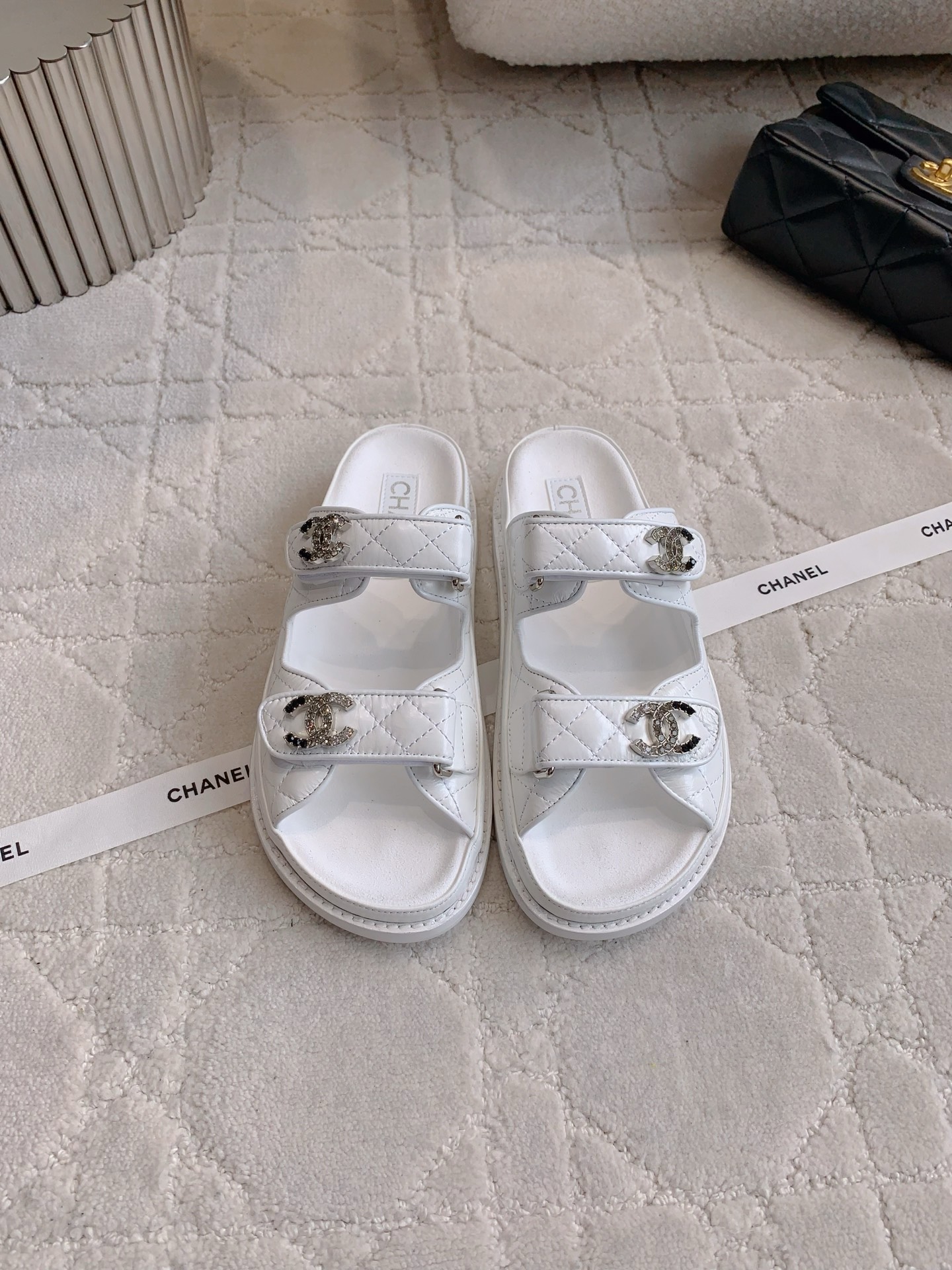 NO:259137,CHANE* Classic Velcro Sandals Top Quality!  Simple and versatile single item, the love of domestic and foreign celebrities!   Original oil wax calfskin on the upper ZP mold drill buckle Inner footbed Sheepskin Italian leather outsole Size 35-39 (40 41 42 customized), Slippers and sandals, Chanel, sandals, slippers, cowhide, sheepskin, Leather soles19860909CHANE*经典款魔术贴凉鞋 顶级品质！简约百搭单品 国内外明星网红的超爱！  鞋面原版油蜡小牛皮 ZP开模钻扣 内里垫脚羊皮 意大利真皮大底 码数35-39（40 41 42定做）,拖鞋凉鞋,chanel,sandals,slippers,cowhide,sheepskin,Leather soles,Women's Shoes