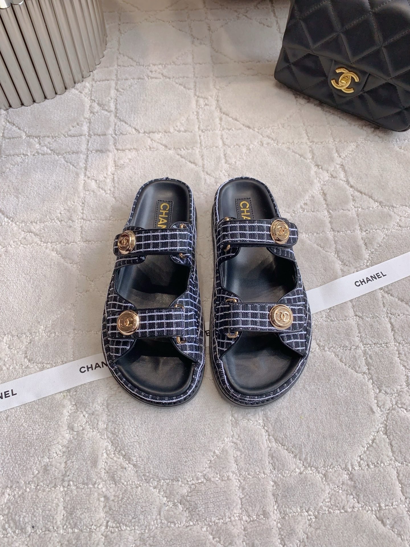 NO:229994,CHANE* Classic Velcro Sandals Top Quality!  Simple and versatile single item, the love of domestic and foreign celebrities!   Original woolen fabric on the upper ZP mold hardware buckle Inner footbed Sheepskin Italian leather outsole Size 35-39 (40 41 42 customized), sandals, chanel, sandals, sheepskin, Leather soles19860909CHANE*经典款魔术贴凉鞋 顶级品质！简约百搭单品 国内外明星网红的超爱！  鞋面原版毛呢面料 ZP开模五金扣 内里垫脚羊皮 意大利真皮大底 码数35-39（40 41 42定做）,凉鞋,chanel,sandals,sheepskin,Leather soles,Women's Shoes