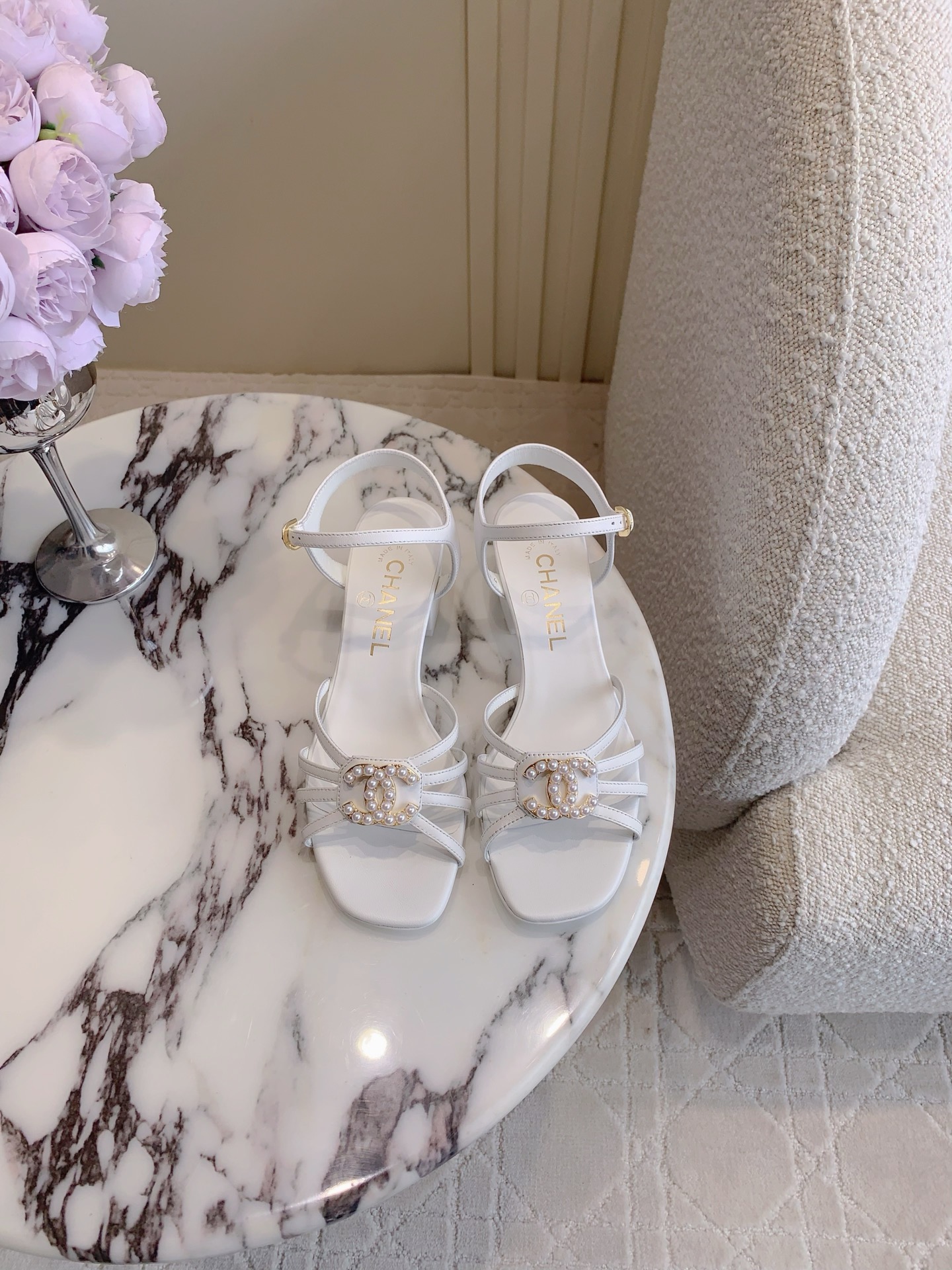 NO:259163,CHANE's latest thick-heeled sandals Simple and versatile style Double C logo embellishment exquisite and durable, comfortable and super easy to wear, super easy to wear, upper sheepskin ZP molded rhinestone buckle inner foot pad sheepskin Italian leather outsole Heel height 4cm Size 35-39 (40 41 custom made), sandals, chanel, sandals, sheepskin, Leather soles19860909CHANE*新款粗跟凉鞋 简约百搭款 双Ｃ logo点缀精致又耐看 舒适度满分 超好穿  鞋面羊皮 ZP开模水钻扣 内里垫脚羊皮 意大利真皮大底 跟高4cm 尺码35-39（40 41定做）,凉鞋,chanel,sandals,sheepskin,Leather soles,Women's Shoes