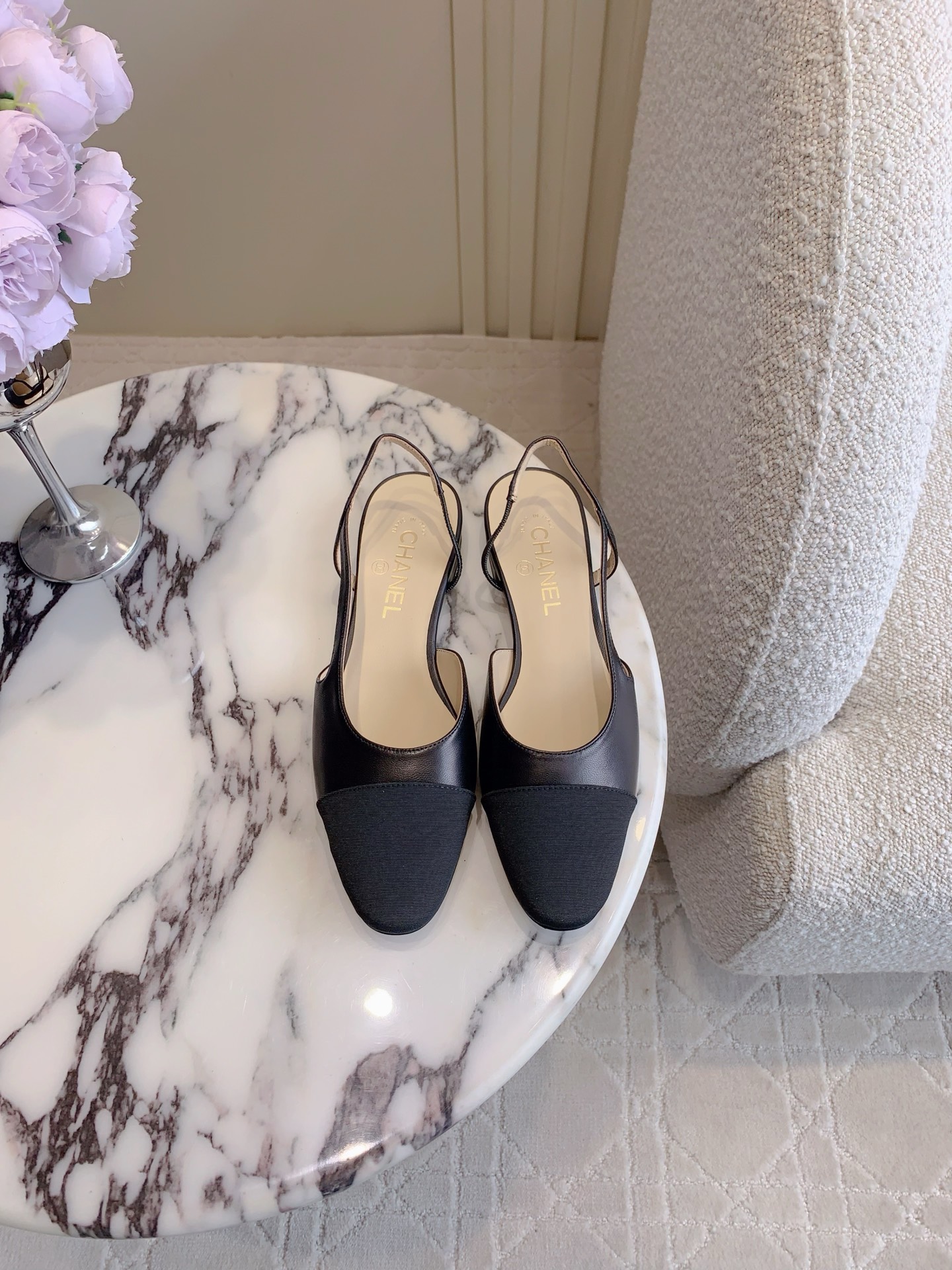 NO:259160,CHANE* classic sling back thick heel shoes, classic simple and versatile, easy to wear, timeless, comfortable, super soft sheepskin upper, ZP mold opening hardware buckle, inner foot pad sheepskin Italian leather outsole, flat sole/5.5cm2 heel height, size 35-39 (customized for 40 41), sandals, chanel, sandals, sheepskin, Leather soles19860909CHANE*经典款sling back粗跟鞋 经典简约百搭 好穿不过时 舒适度满分 鞋面超软羊皮 ZP开模五金扣 内里垫脚羊皮 意大利真皮大底 平底/5.5cm2种跟高 尺码35-39（40 41定做）,凉鞋,chanel,sandals,sheepskin,Leather soles,Women's Shoes