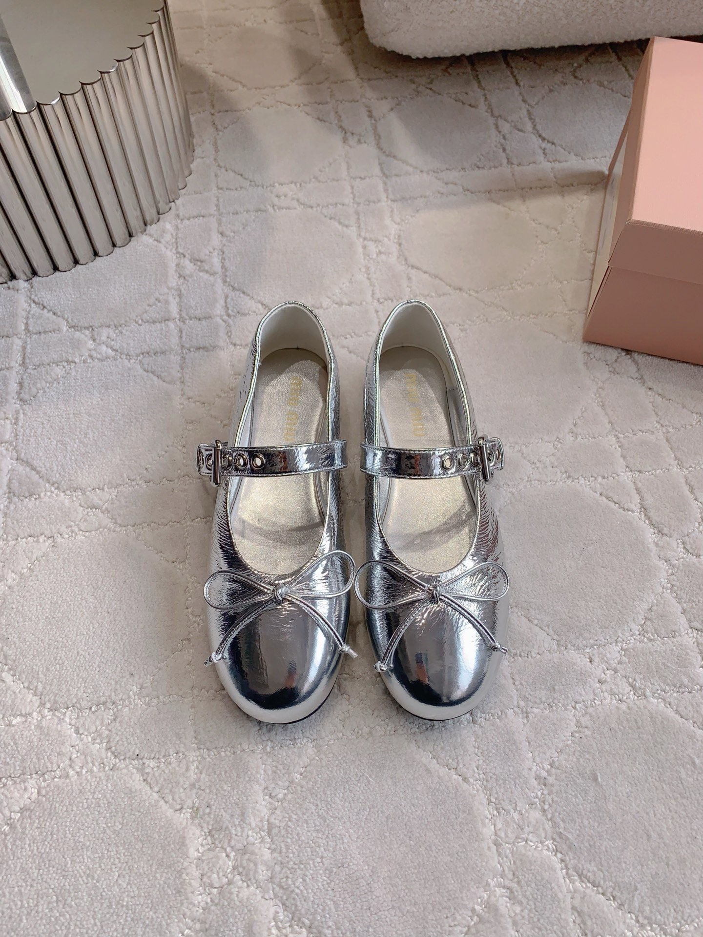 NO:262450,Miu's new bow Mary Jane single shoes, retro and fashionable items, very modified feet, comfortable and versatile, calfskin upper, inner foot pad sheepskin, original molded outsole, size 35-39 (40 41 custom made), single shoes, miumiu, mary jane, cowhide, sheepskin19860909miu新款蝴蝶结玛丽珍单鞋 复古又时髦的单品 非常修饰脚型 舒适百搭款 鞋面小牛皮 内里垫脚羊皮 原版开模大底 尺码35-39（40 41定做）,单鞋,miumiu,mary jane,cowhide,sheepskin,Women's Shoes