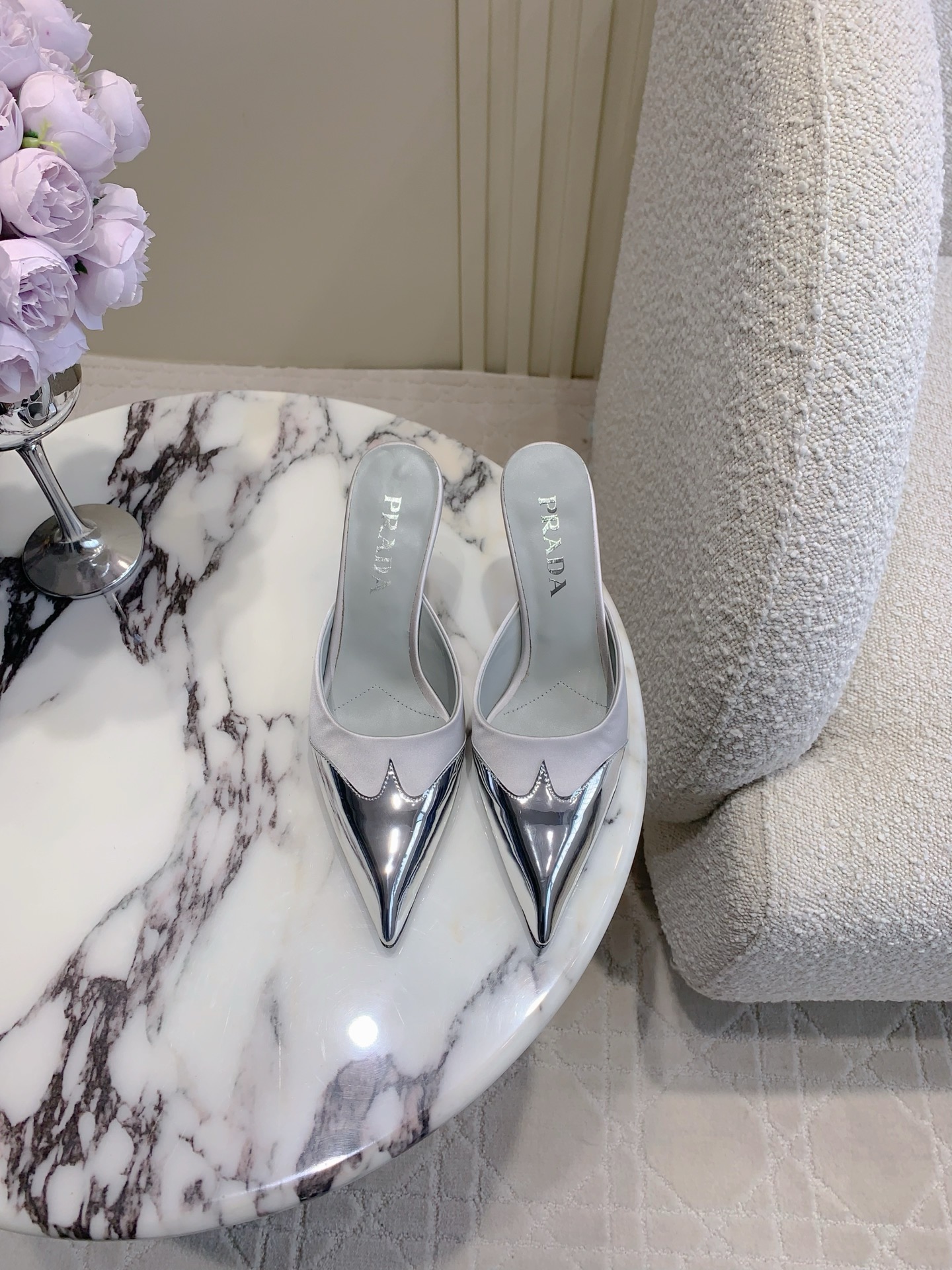 NO:252136,Slippers Single shoes Prad* new pointed toe color-blocking high heels Metallic splicing Full of futuristic technology The long-lost minimalist beauty in the fashion industry Fashion and exquisite Everyday wear is high in high quality Silk upper, inner footbed sheepskin Italian leather outsole Heel height 8.5cm Size 35-39 (customized for 40 41), semi-travel high heels, prada, high heels, slippers, sheepskin, real silk, Leather soles19860909拖鞋 单鞋 Prad*新款尖头拼色高跟鞋 金属色拼接 未来科技感满满 时尚界久违的极简之美 时髦又精致 日常穿出高级感 鞋面真丝 内里垫脚羊皮 意大利真皮大底 跟高8.5cm 尺码35-39（40 41定做）,半拖高跟鞋,prada,high heels,slippers,sheepskin,real silk,Leather soles,Women's Shoes