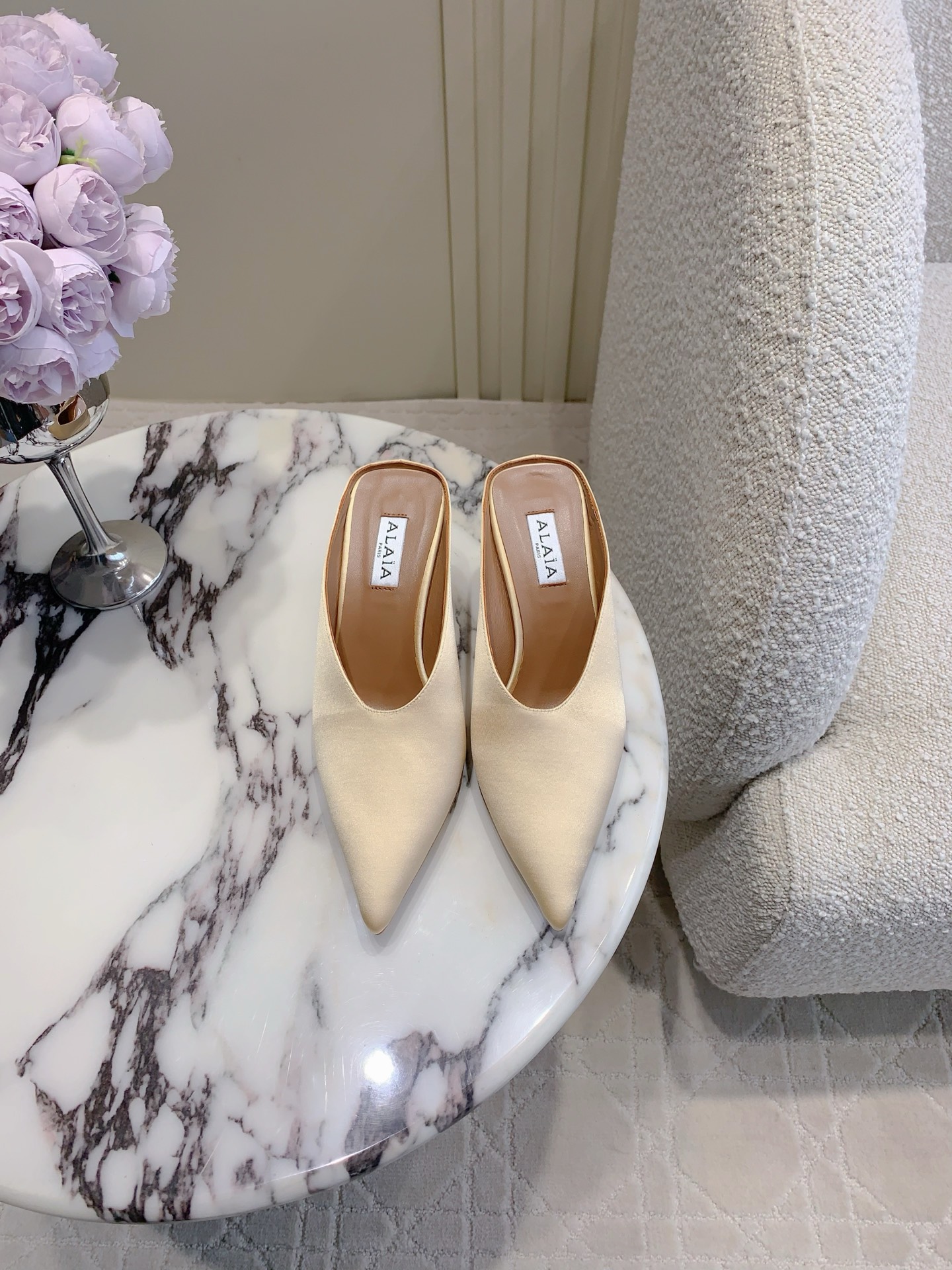 NO:262472,ALAIA new pointed-toe wedge muller half slippers, easy to wear and fashionable, full of slackness, super comfortable on the feet, unique and unique, full of fashionable, silk upper, inner footbed sheepskin Italian leather outsole Heel height 7cm Size 35-39 (customized for 40), slippers, alaia, slippers, sheepskin, real silk, Leather soles19860909ALAIA新款尖头坡跟穆勒半拖鞋 好穿又时髦的一双 松弛感拉满 上脚超级舒适 独特有个性 时髦感十足 鞋面真丝 内里垫脚羊皮 意大利真皮大底 跟高7cm 尺码35-39（40定做）,拖鞋,alaia,slippers,sheepskin,real silk,Leather soles,Women's Shoes