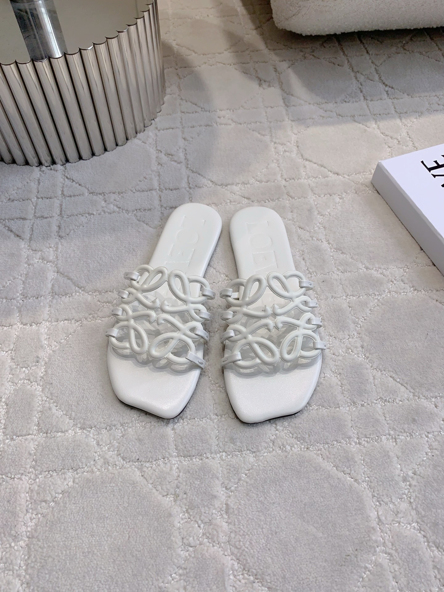 NO:262482,Loew* new flat sandals, hollow logo design, full of laziness and slackness, a universal and versatile slipper, cowhide, inner footbed sheepskin, Italian leather outsole, size 35-39 (40 41 custom made), slippers, loewe, slippers, cowhide, sheepskin, Leather soles19860909Loew*新款平底凉拖鞋 镂空logo设计让人眼前一亮 慵懒松弛感拉满 万能百搭的一款拖鞋  鞋面牛皮 内里垫脚羊皮 意大利真皮大底 尺码35-39（40 41定做）,拖鞋,loewe,slippers,cowhide,sheepskin,Leather soles,Women's Shoes