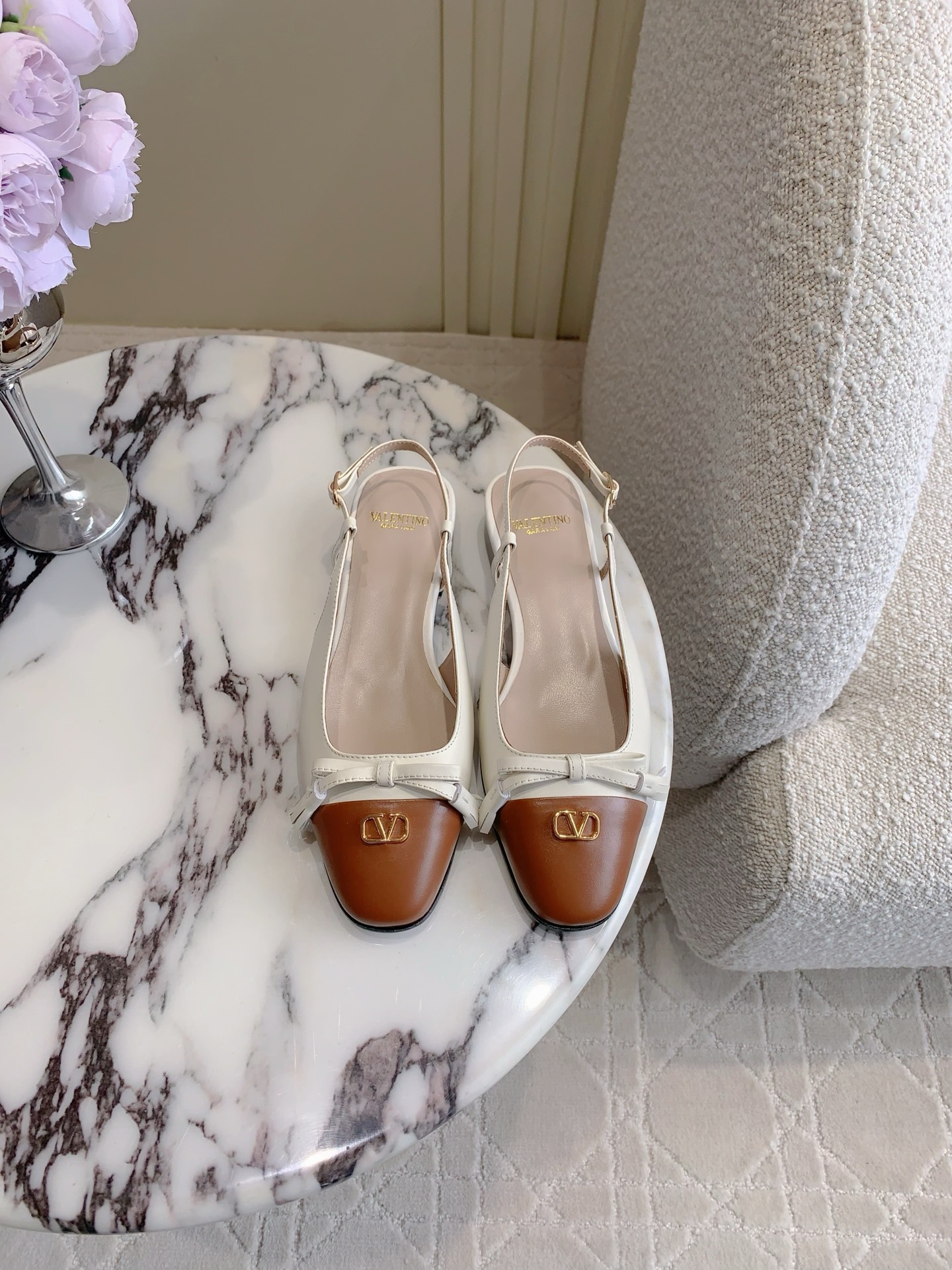 NO:252173,VALENTIN* new butterfly tassels back shoe. The bow elements are sweet and age-reducing. It makes people see it. It is simply a sweet and cool perfect match. It can be salty or sweet. My dream shoes. The upper is original calfskin. The inner footbed sheepskin. Italian leather outsole. Size 35-39 (40 41 42 customized). Sandals, valentino, sandals, cowhide, sheepskin, Leather soles.19860909VALENTIN*新款蝴蝶流苏后空鞋 蝴蝶结元素甜美又减龄 让人眼前一看 简直就是甜美酷酷的完美适配 可盐可甜 我的梦中情鞋 鞋面原版小牛皮 内里垫脚羊皮 意大利真皮大底 尺码35-39（40 41 42定做）,凉鞋,valentino,sandals,cowhide,sheepskin,Leather soles,Women's Shoes