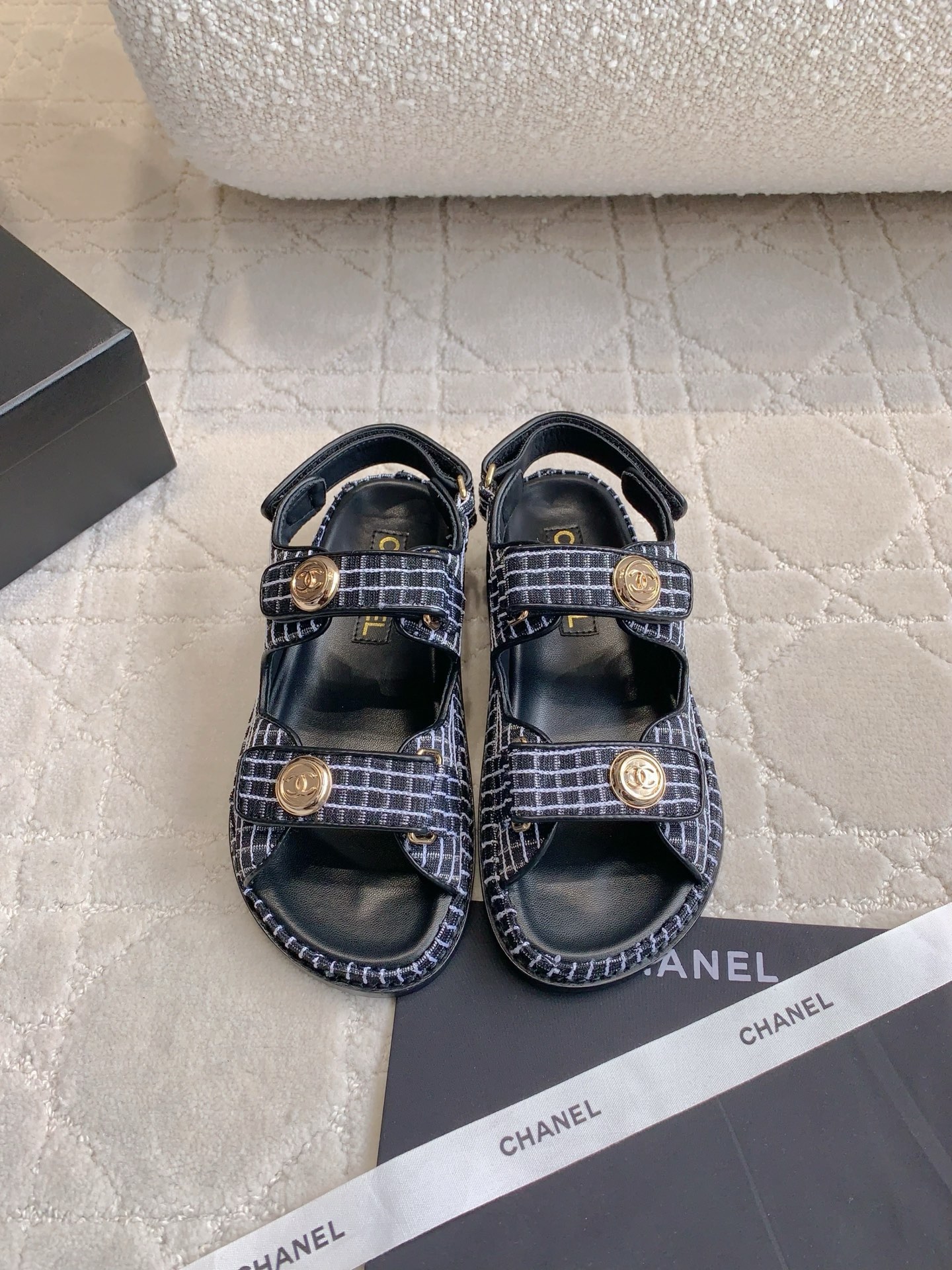 NO:252019,CHANE* Classic Velcro Sandals Top Quality!  Simple and versatile single item, the love of domestic and foreign celebrities!   Original woolen fabric on the upper ZP mold hardware buckle Inner footbed Sheepskin Italian leather outsole Size 35-39 (40 41 custom made), sandals, chanel, sandals, sheepskin, Leather soles19860909CHANE*经典款魔术贴凉鞋 顶级品质！简约百搭单品 国内外明星网红的超爱！  鞋面原版毛呢面料 ZP开模五金扣 内里垫脚羊皮 意大利真皮大底 码数35-39（40 41定做）,凉鞋,chanel,sandals,sheepskin,Leather soles,Women's Shoes