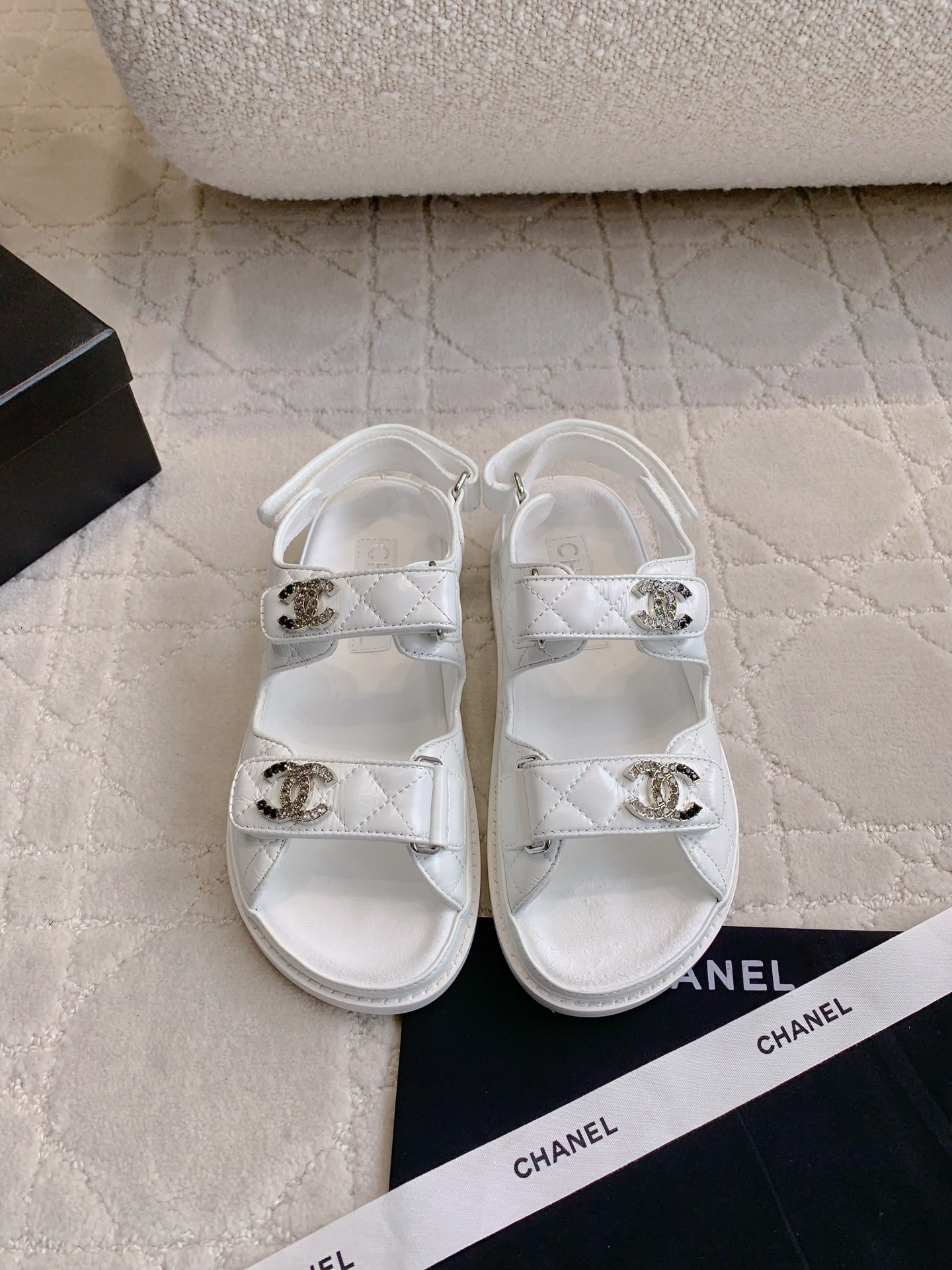 NO:259145,CHANE* Classic Velcro Sandals Top Quality!  Simple and versatile single item, the love of domestic and foreign celebrities!   Original oil wax calfskin on the upper ZP mold drill buckle Inner footbed Sheepskin Italian leather outsole Size 35-39 (40 41 custom made), Slippers, Chanel, sandals, slippers, cowhide, sheepskin, Leather soles19860909CHANE*经典款魔术贴凉鞋 顶级品质！简约百搭单品 国内外明星网红的超爱！  鞋面原版油蜡小牛皮 ZP开模钻扣 内里垫脚羊皮 意大利真皮大底 码数35-39（40 41定做）,拖鞋凉鞋,chanel,sandals,slippers,cowhide,sheepskin,Leather soles,Women's Shoes