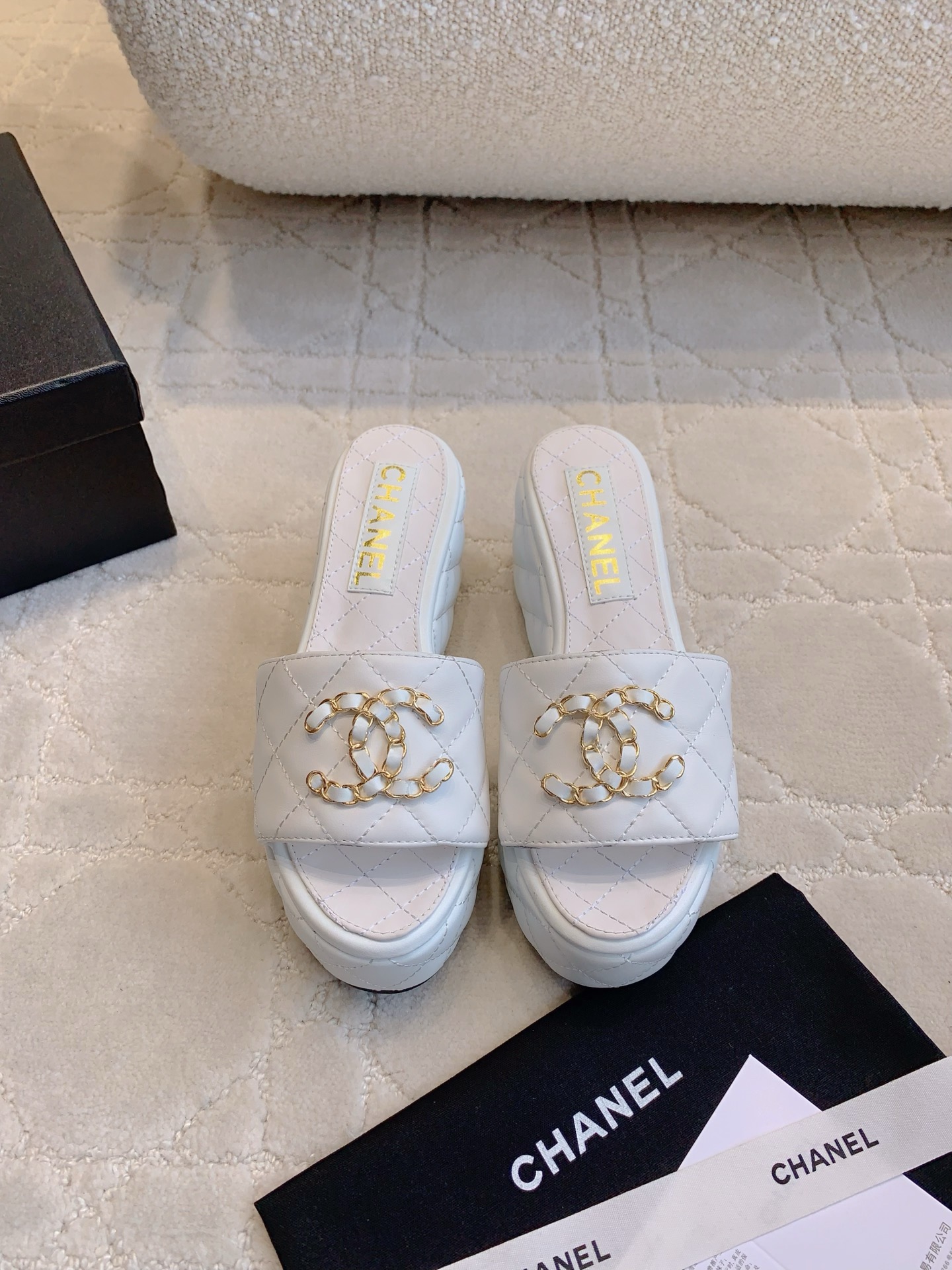 NO:259144,CHANE's newest thick-soled sponge cake-soled slippers. The heel design is very comfortable. It becomes long legs in seconds when you put your feet on. Cowhide upper, inner foot pad sheepskin. Original mold-opening anti-slip sole. Heel height 7cm. Size 35-39 (customized for 40 41). Slippers, chanel, slippers, cowhide, sheepskin.19860909CHANE*新款厚底松糕底拖鞋 坡跟设计脚感非常舒适 上脚秒变大长腿 鞋面牛皮 内里垫脚羊皮 原版开模防滑底 跟高7cm 尺码35-39（40 41定做）,拖鞋,chanel,slippers,cowhide,sheepskin,Women's Shoes