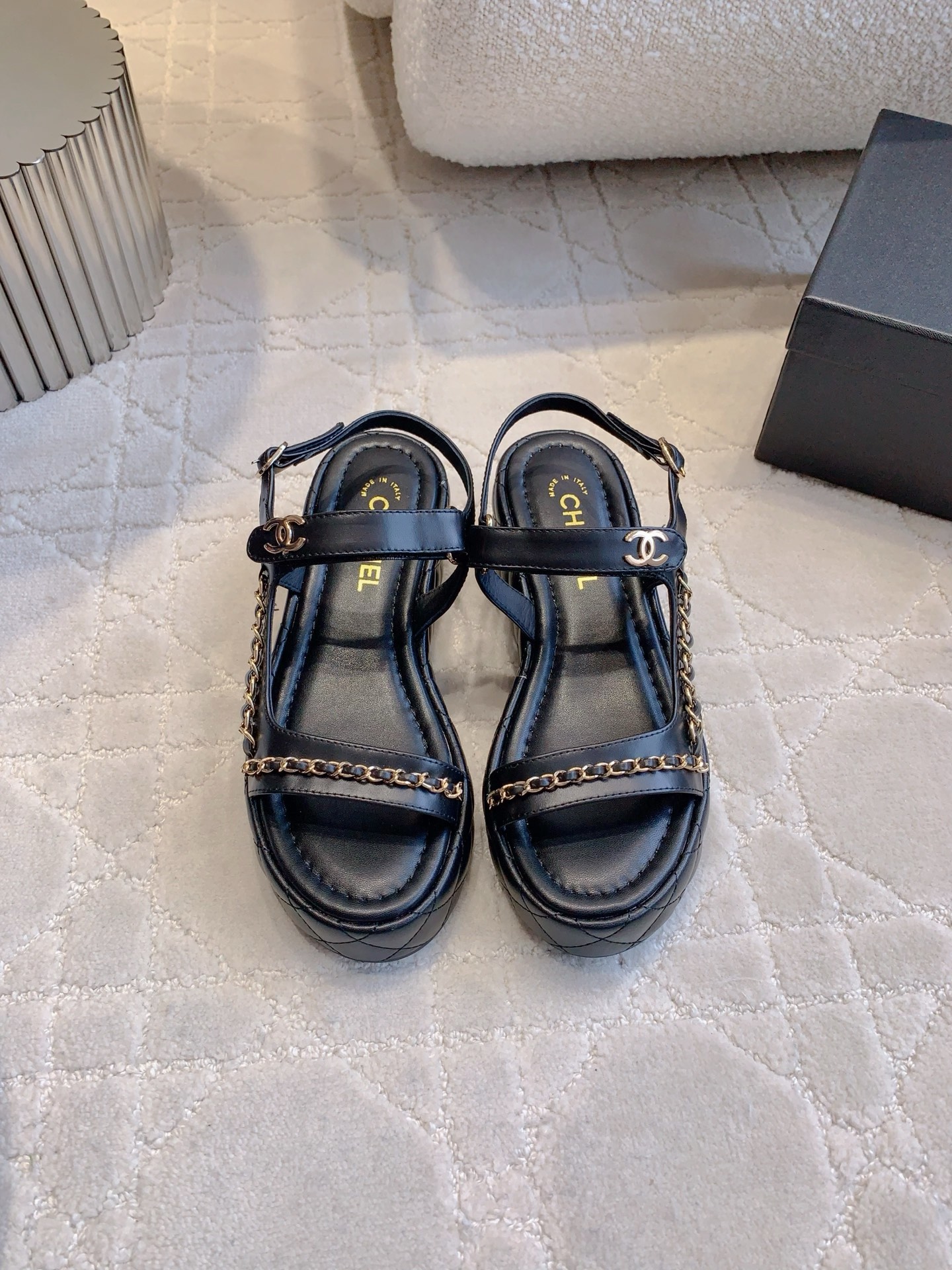 NO:259147,CHANE's newest thick-soled sponge cake-soled sandals, classic chain decoration, high-end feeling, very comfortable feet, instantly become long legs, cowhide, inner foot pad sheepskin, original mold-opening anti-slip sole, heel height 5cm, size 35-39 (40 41 custom made), sandals, chanel, sandals, cowhide, sheepskin19860909CHANE*新款厚底松糕底凉鞋 经典链条装饰高级感满满 脚感非常舒适 上脚秒变大长腿 鞋面牛皮 内里垫脚羊皮 原版开模防滑底 跟高5cm 尺码35-39（40 41定做）,凉鞋,chanel,sandals,cowhide,sheepskin,Women's Shoes