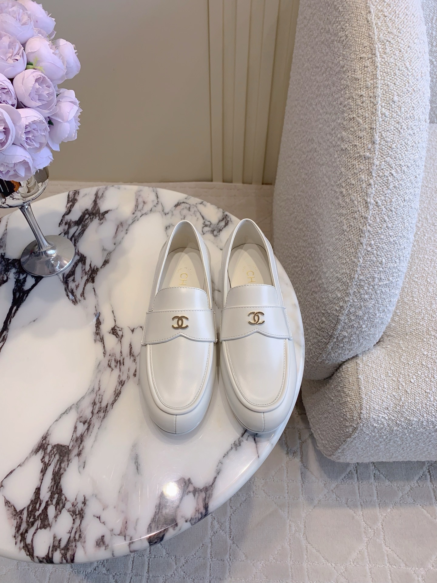 NO:259152,CHANE's newest loafers, classic logo decoration is simple and elegant, exquisite and high-end sense, college style is versatile and age-reducing, all kinds of outfits can be controlled, cowhide, inner footbed sheepskin Italian leather outsole, size 35-39 (customized for 40 41), loafers, chanel, loafers, cowhide, sheepskin, Leather soles19860909CHANE*新款乐福鞋 经典logo装饰简约大气 精致的高级感 学院风百搭又减龄 各种穿搭都能驾驭 鞋面牛皮 内里垫脚羊皮 意大利真皮大底 尺码35-39（40 41定做）,乐福鞋,chanel,loafers,cowhide,sheepskin,Leather soles,Women's Shoes