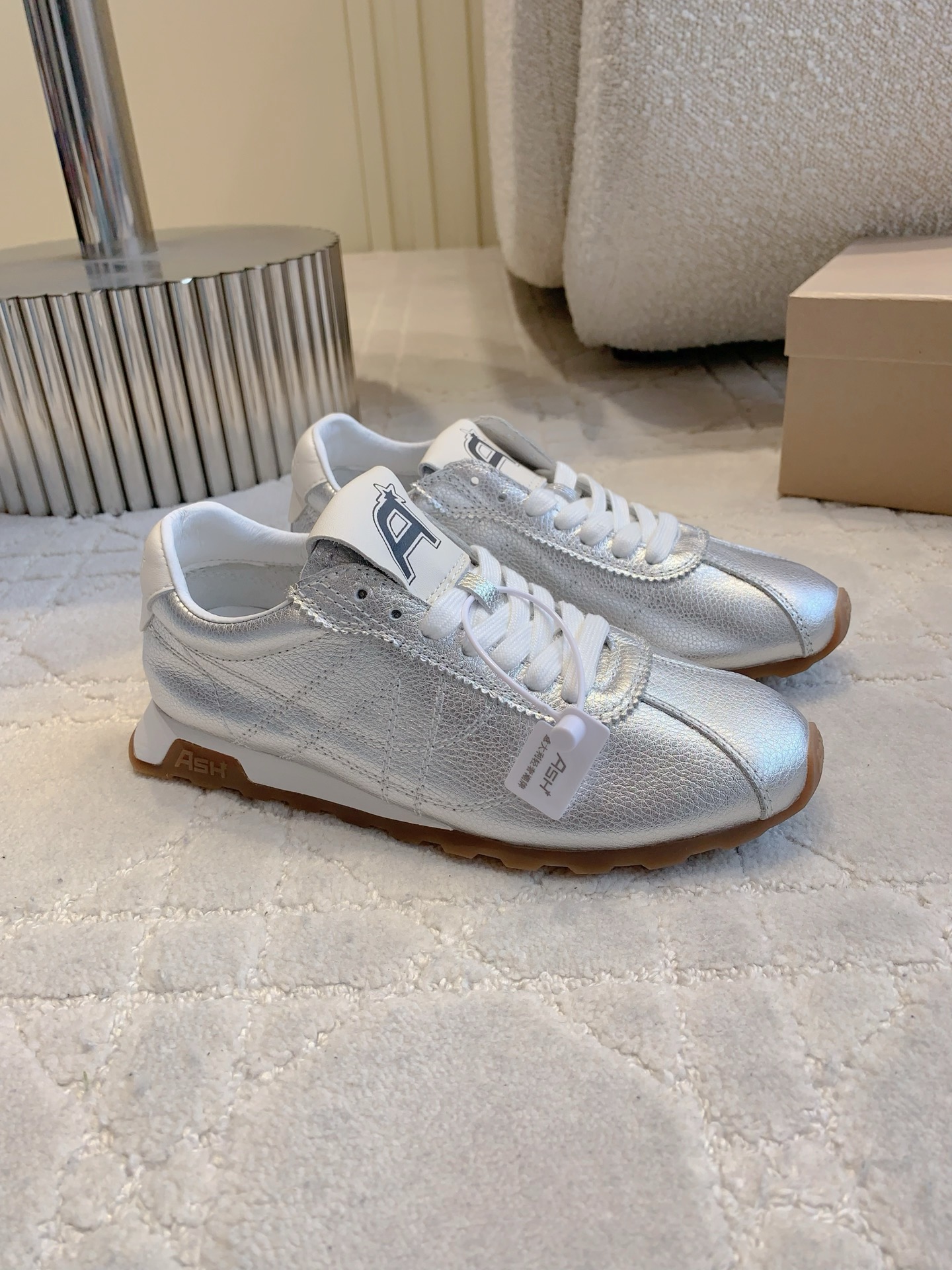 “Stylish Recreational Shoes Ash Argande: Comfortable, Closed, Control. Size 35-39, Worth $650.” - 图片 1