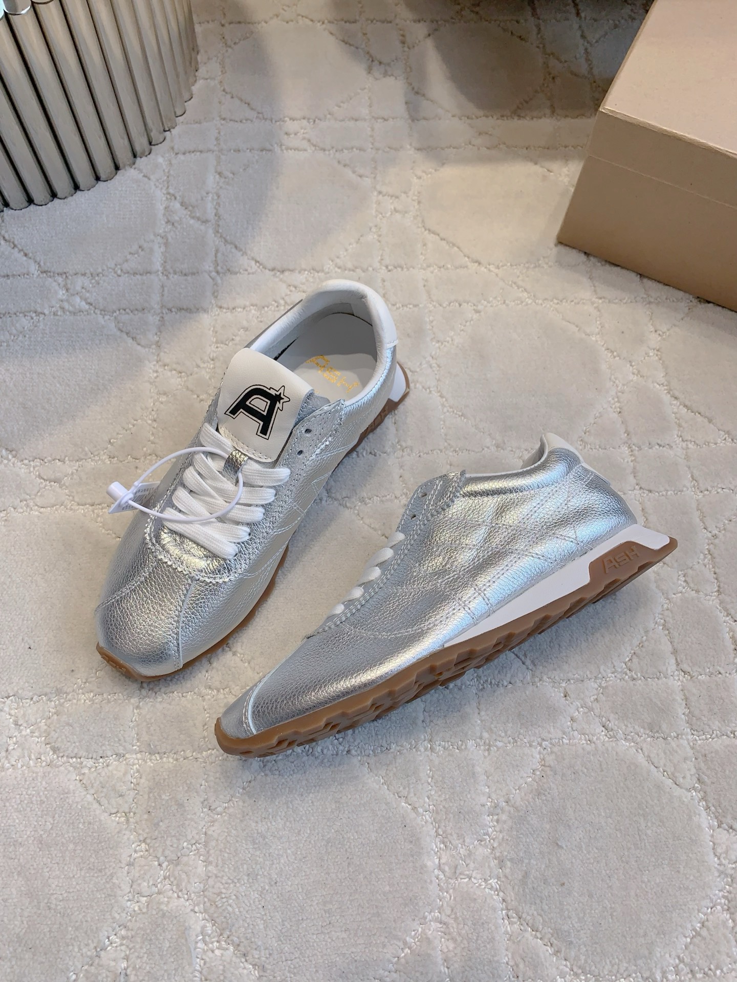 “Stylish Recreational Shoes Ash Argande: Comfortable, Closed, Control. Size 35-39, Worth $650.” - 图片 7