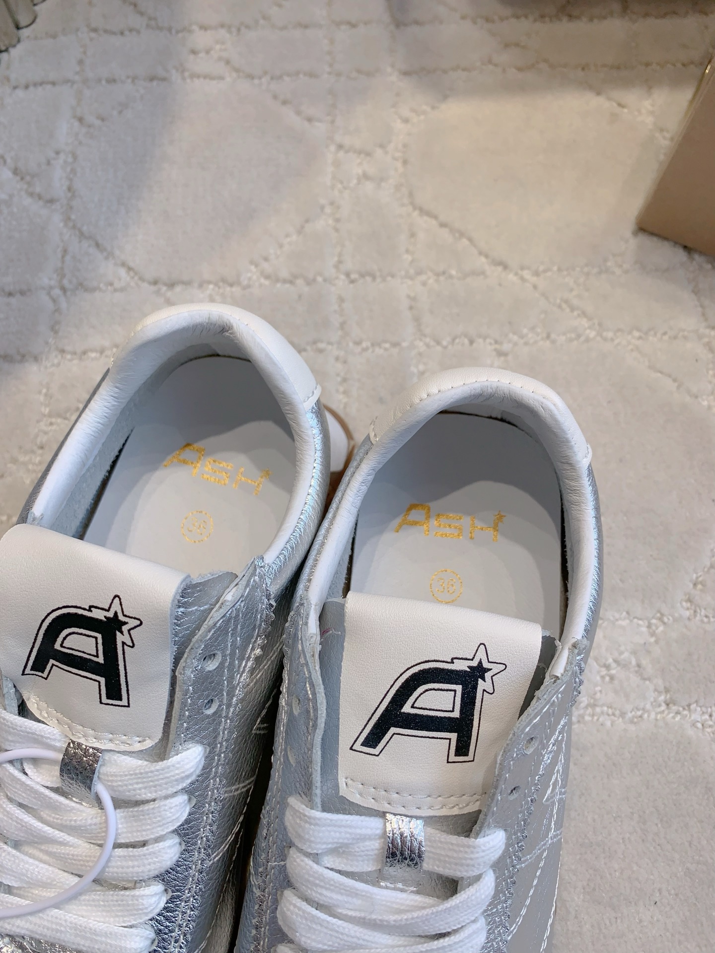 “Stylish Recreational Shoes Ash Argande: Comfortable, Closed, Control. Size 35-39, Worth $650.” - 图片 3