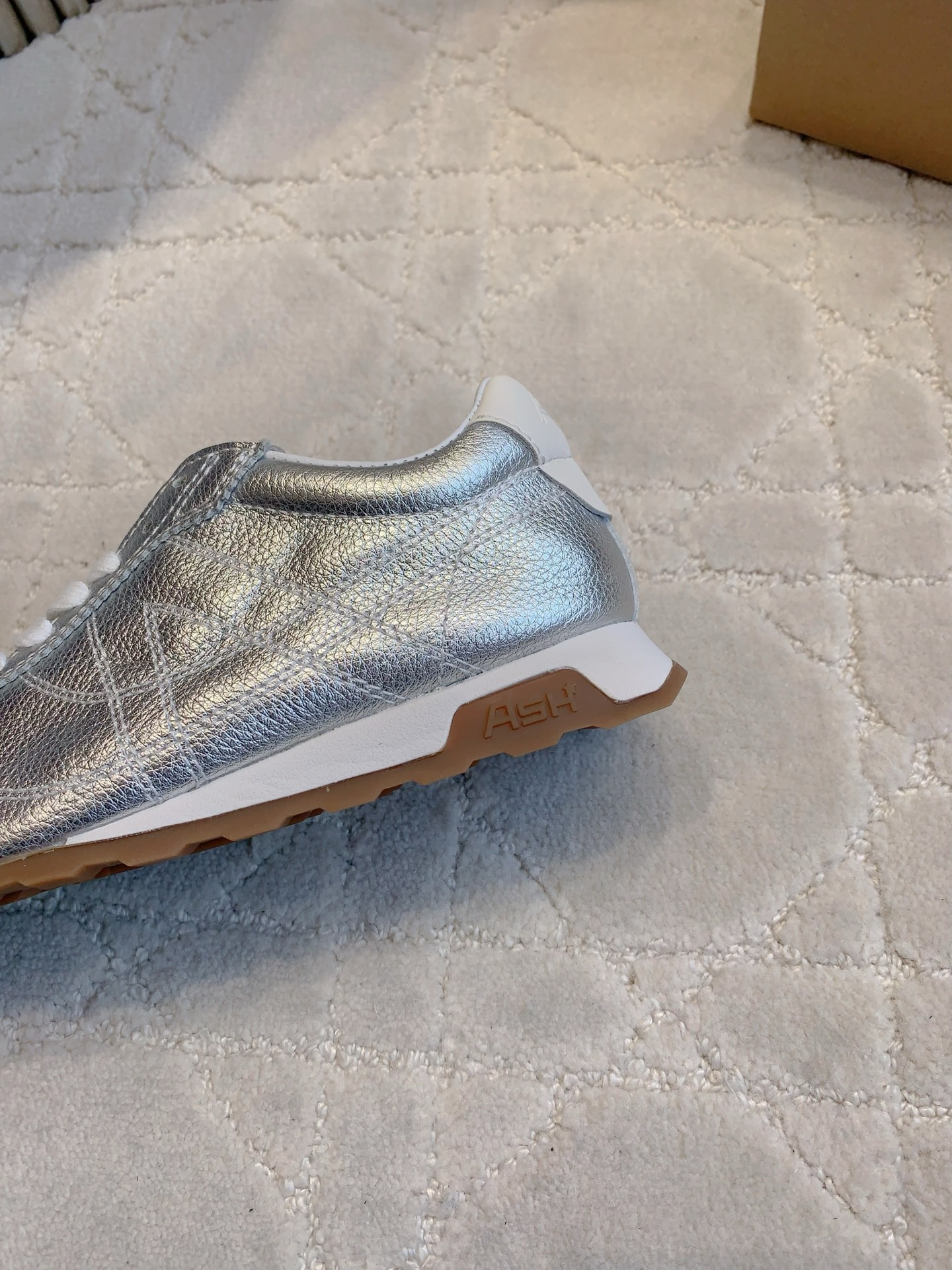 “Stylish Recreational Shoes Ash Argande: Comfortable, Closed, Control. Size 35-39, Worth $650.” - 图片 4