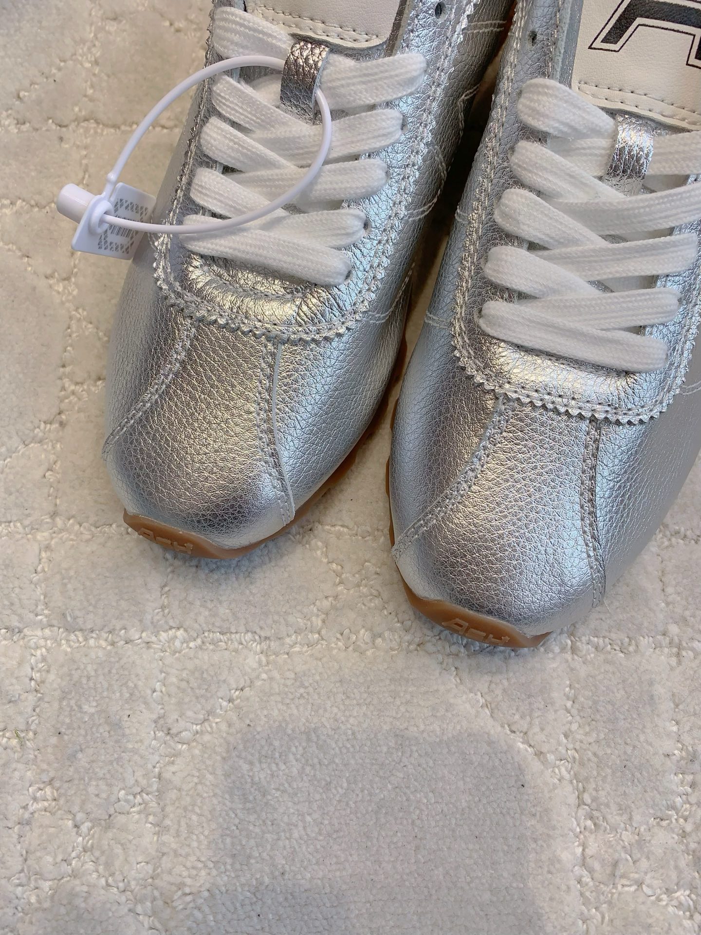 “Stylish Recreational Shoes Ash Argande: Comfortable, Closed, Control. Size 35-39, Worth $650.” - 图片 2