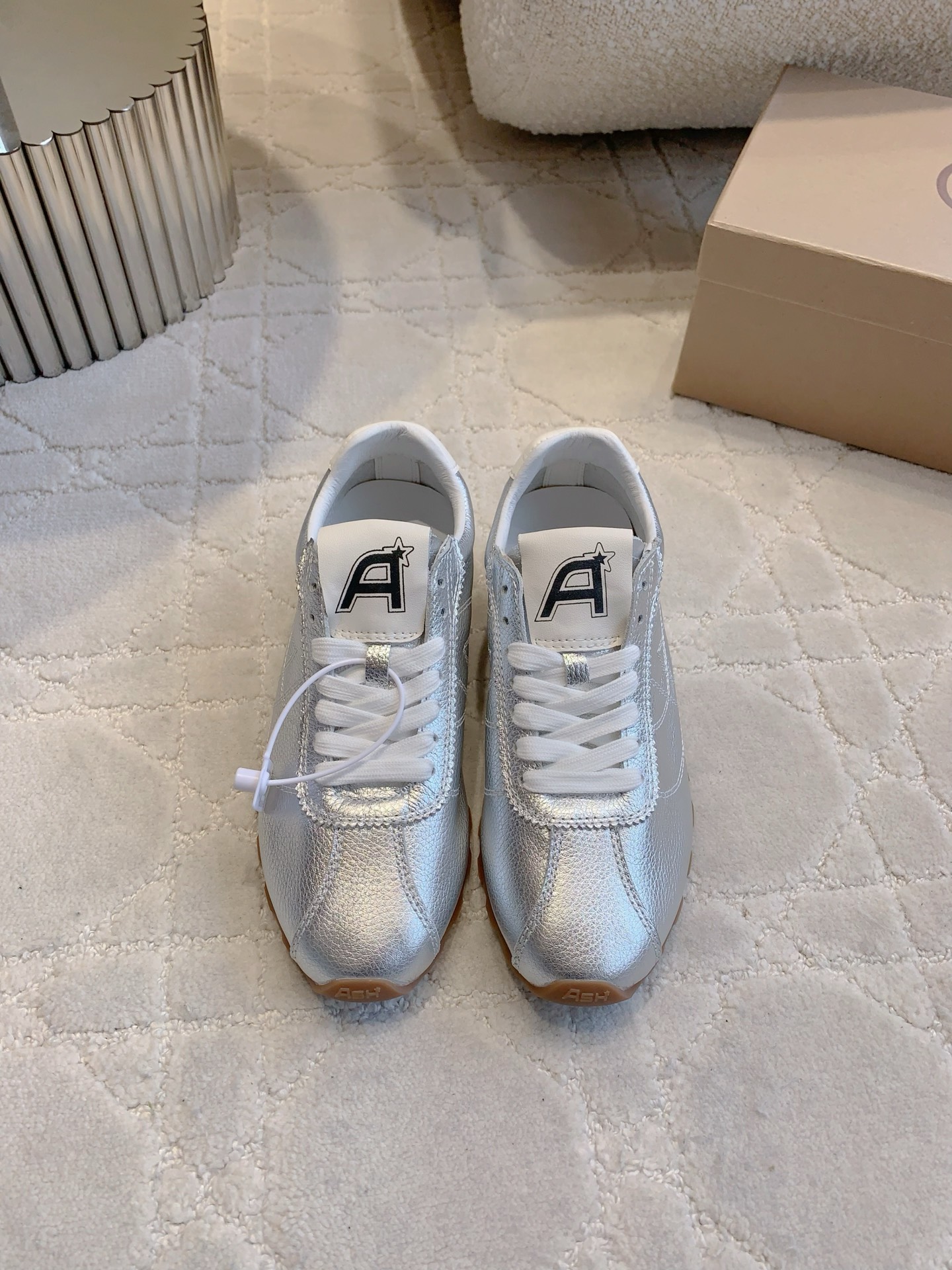 “Stylish Recreational Shoes Ash Argande: Comfortable, Closed, Control. Size 35-39, Worth $650.” - 图片 6