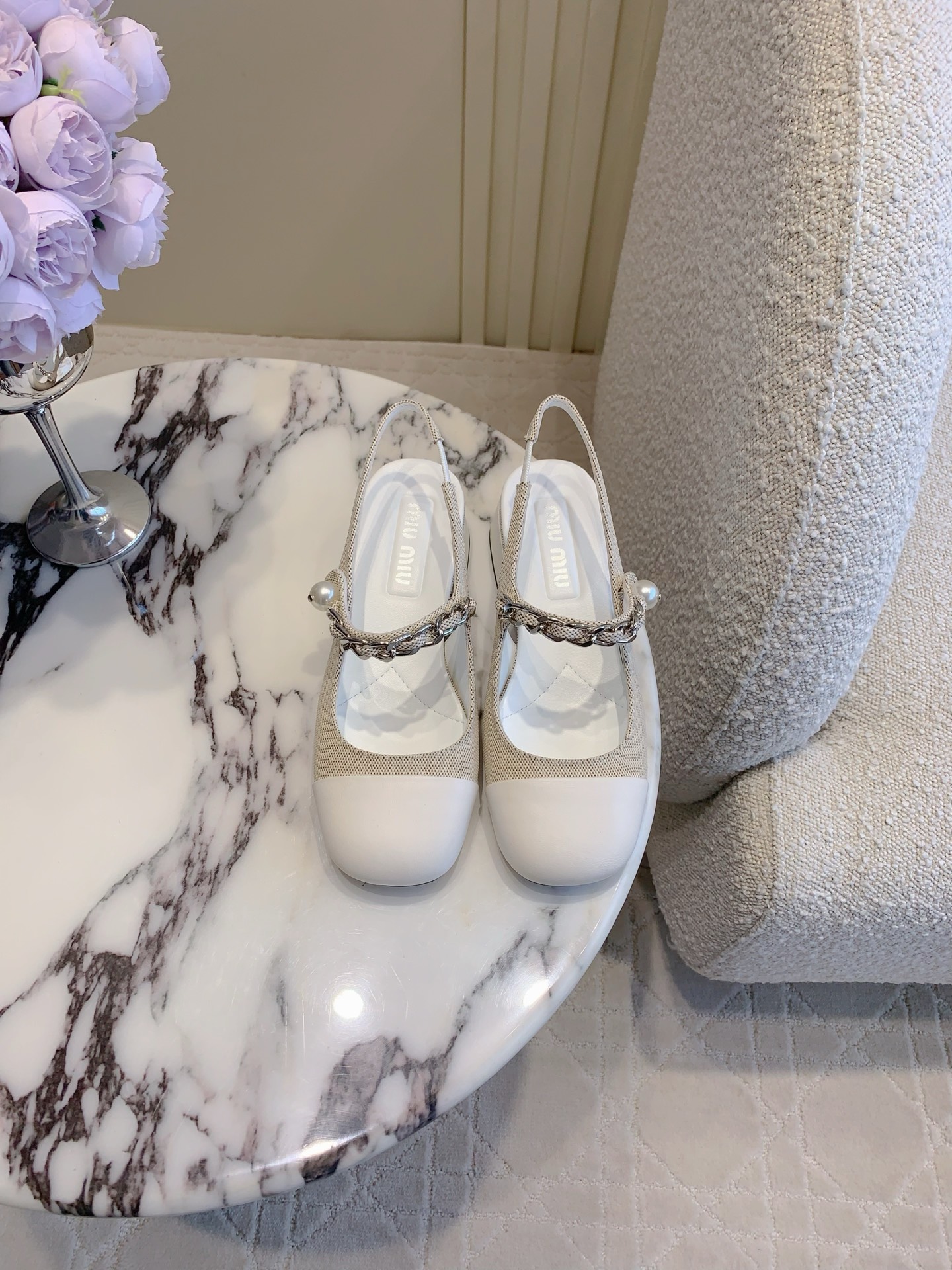 NO:262466,Rear empty single shoes Miu new thick heel Mary Jane single shoes New version of cloth splicing Chain pearl buckle decoration is very exquisite, well-behaved and age-reducing Upper cloth splicing cowhide inner foot pad sheepskin Italian genuine leather outsole Heel height 4cm/7.5cm Size 35-39 (34 40 customized), sandals single shoes, miumiu, sandals, mary jane, cowhide, sheepskin, Leather soles19860909后空 单鞋 miu新款粗跟玛丽珍单鞋 新版布面拼接 链条珍珠扣装饰非常精致 乖巧减龄 鞋面布面拼接牛皮 内里垫脚羊皮 意大利真皮大底 跟高4cm/7.5cm 尺码35-39（34 40定做）,凉鞋单鞋,miumiu,sandals,mary jane,cowhide,sheepskin,Leather soles,Women's Shoes