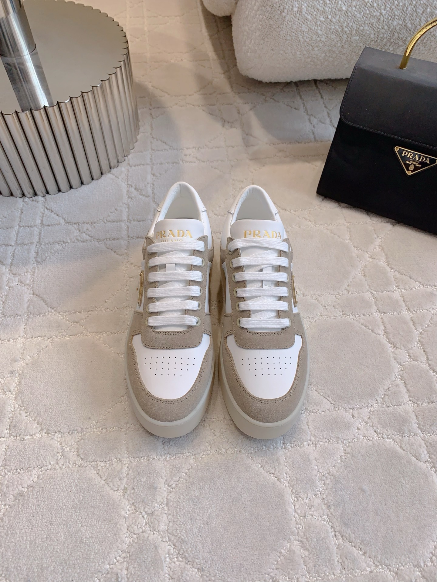 NO:252122,Top version PRAD* latest triangular thick-soled casual board shoes, purchased and created with 1:1 details replica Top version!  Original calfskin inner sheepskin footbed cowhide original open mold outsole size 35-39 (40 41 custom made), casual shoes/sports shoes, prada, sneakers, cowhide, sheepskin19860909顶级版本 PRAD*最新款三角标厚底休闲板鞋 原版购入打造 1:1细节复刻 顶级版本！ 鞋面原版小牛皮 内里羊皮 垫脚牛皮 原版开模大底 尺码35-39（40 41定做）,休闲鞋/运动鞋,prada,sneakers,cowhide,sheepskin,Women's Shoes